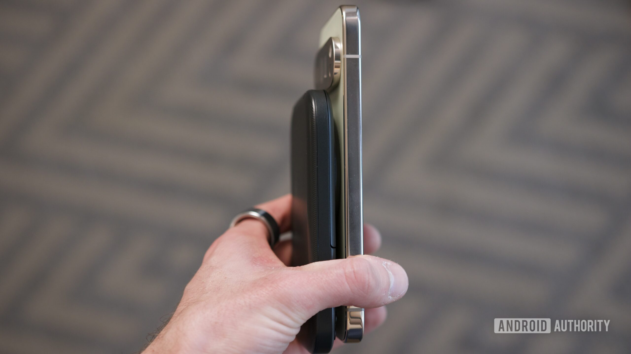 Clica no Power Keyboard conectado a um Pixel 10 Pro.