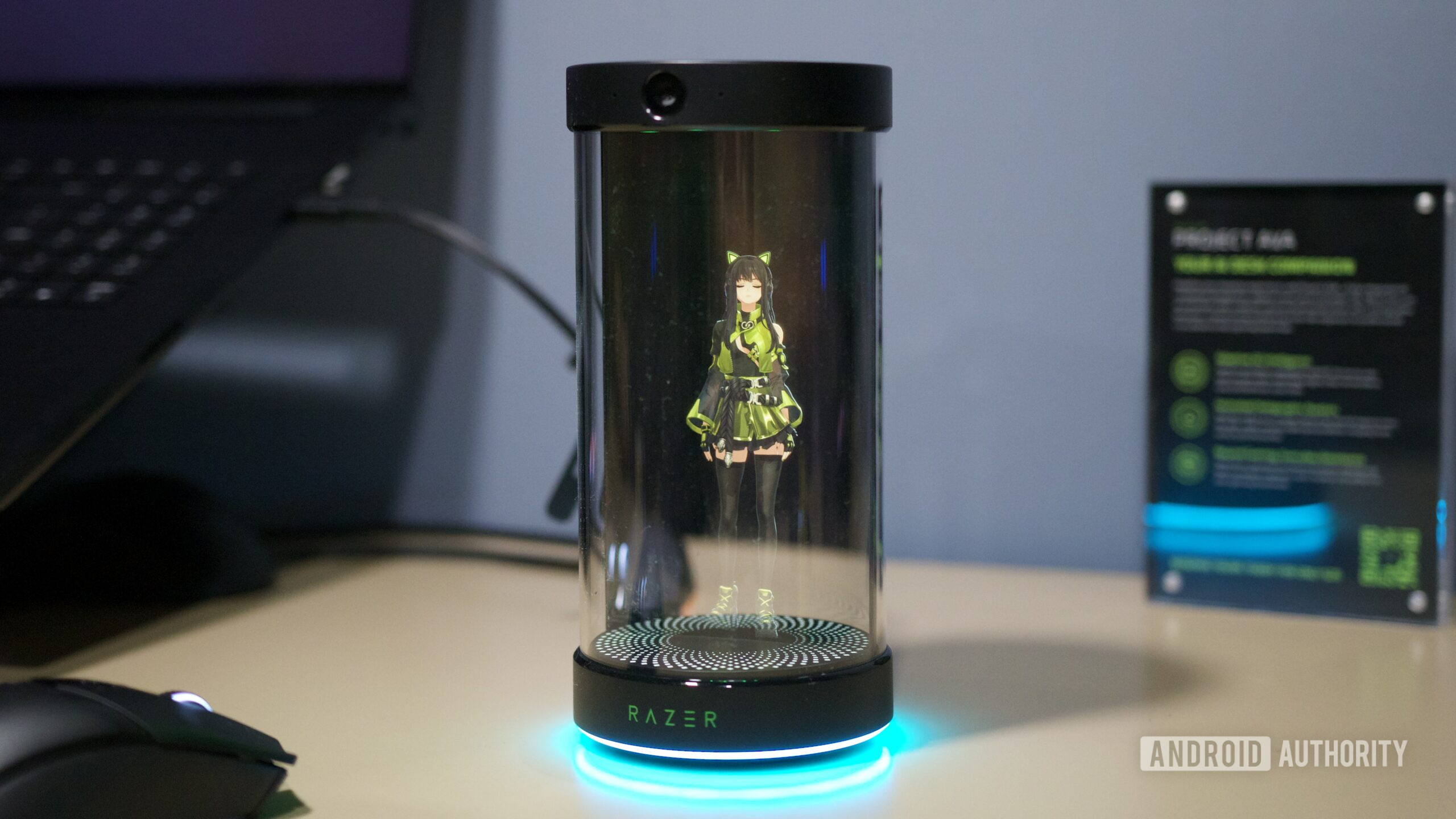 Razer Project AVA sentado em uma mesa.