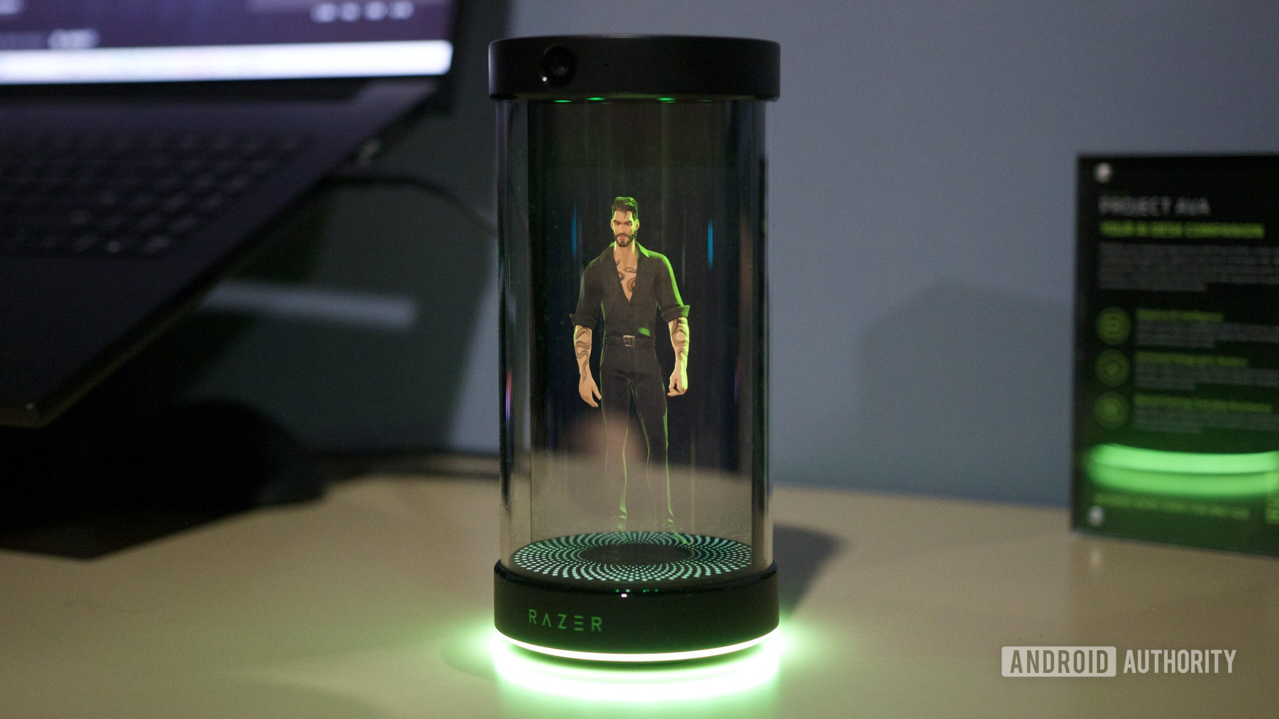 Razer Project AVA sentado em uma mesa, mostrando sua opção de avatar masculino.