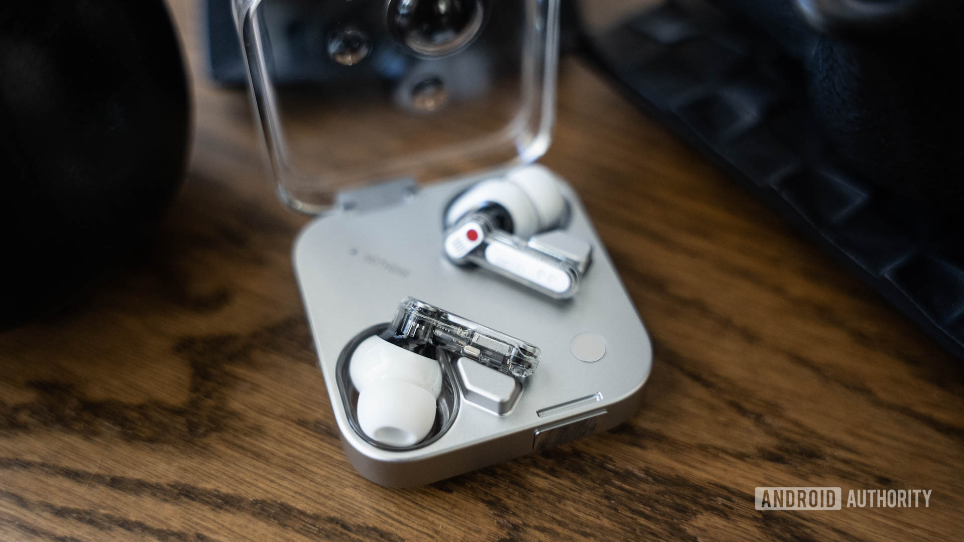 Nothing Ear 3 em case com tampa aberta Nothing Ear 3 em case com tampa aberta