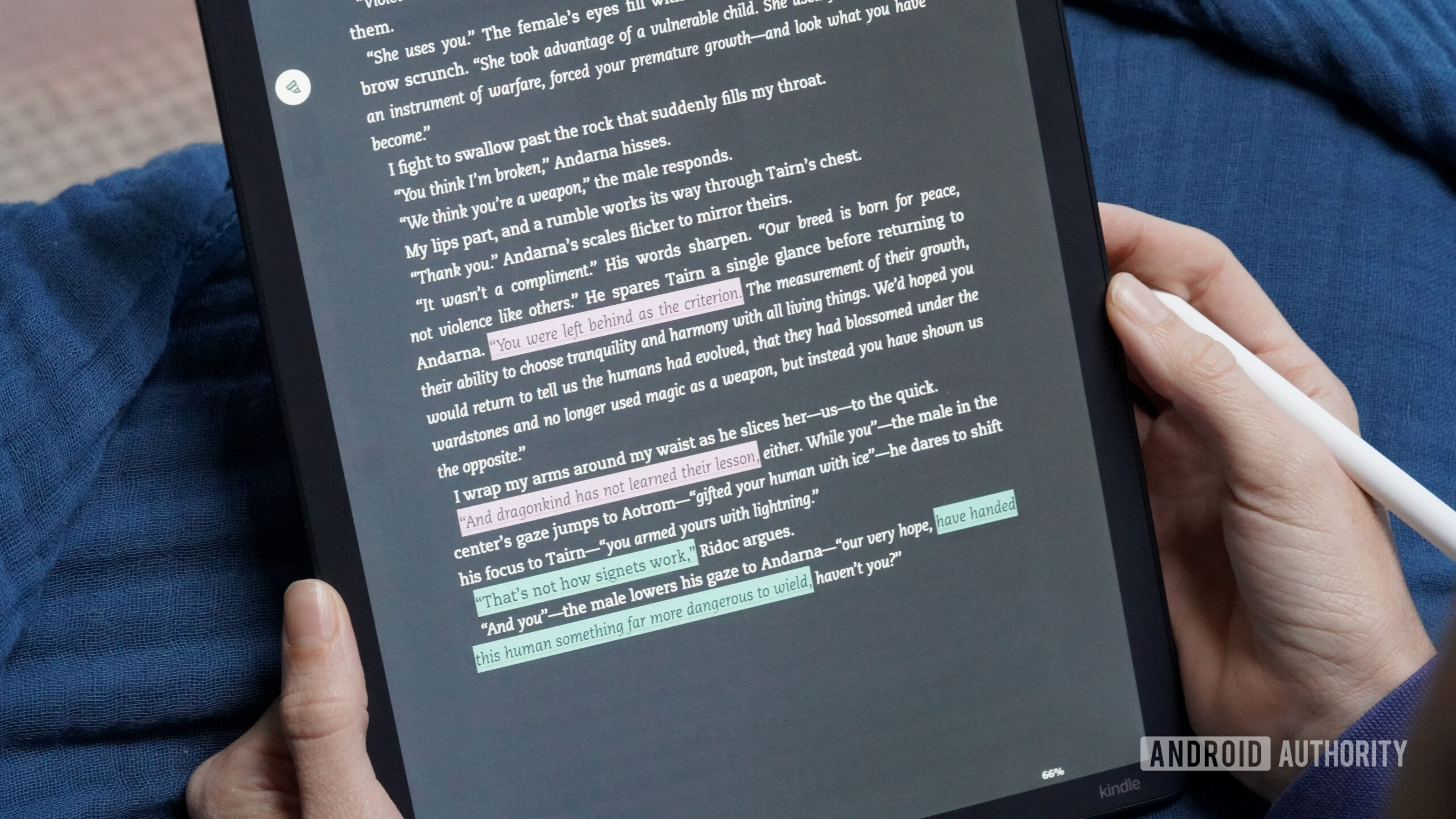Um usuário destaca em várias cores em seu Kindle Scribe Colorsoft.