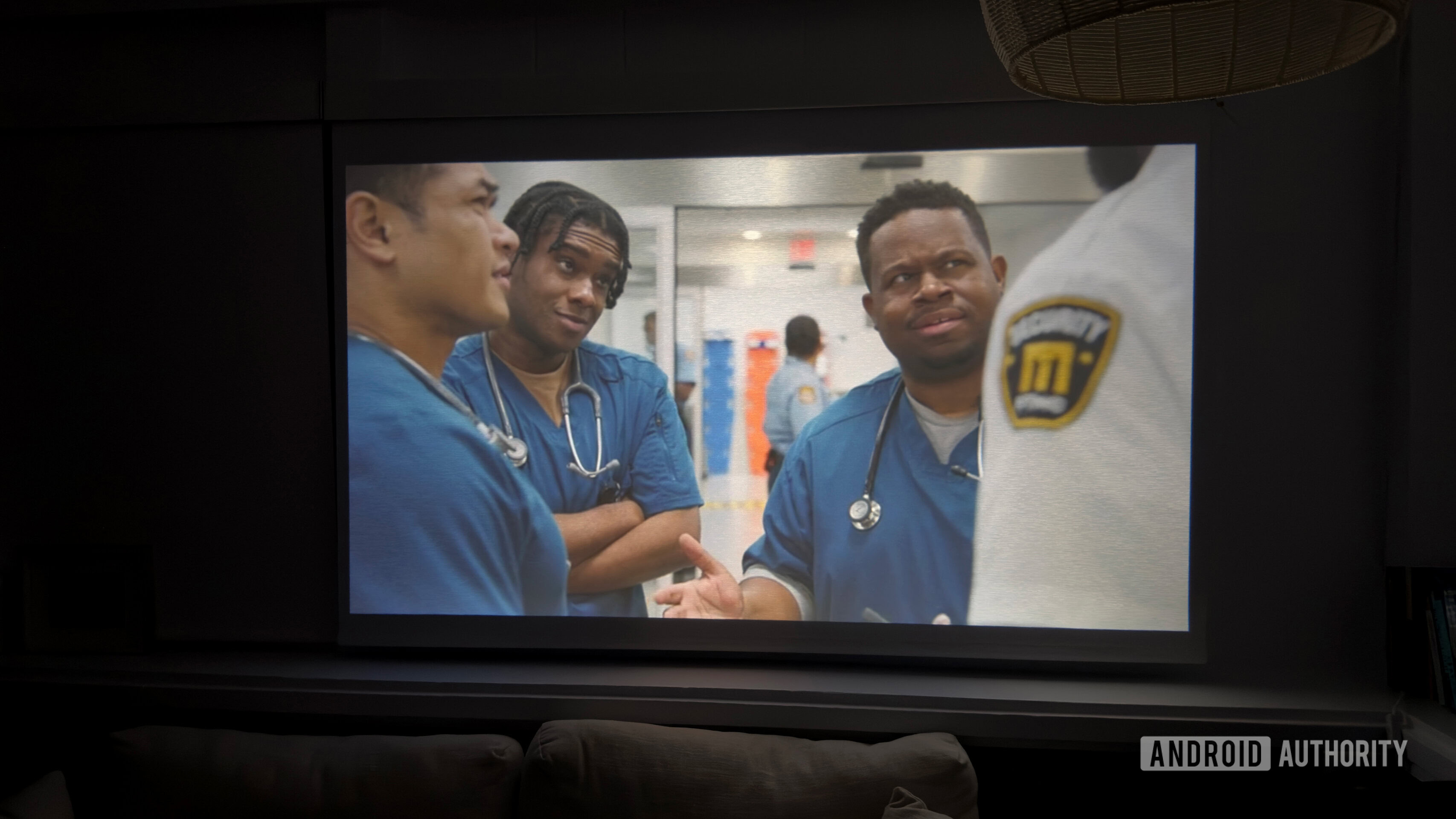 Aurzen Roku TV EAZZE D1R Pitt Um Aurzen Roku TV EAZZE D1R projeta uma cena de The Pitt.