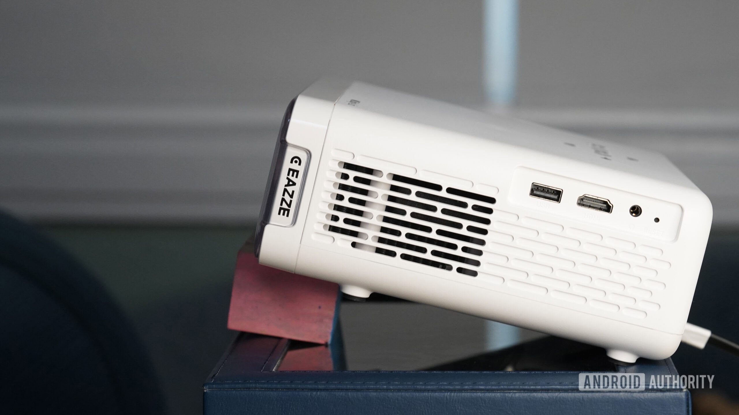 Aurzen Roku TV EAZZE D1R inclinado Uma TV Aurzen Roku EAZZE D1R é inclinada com um bloco de madeira.