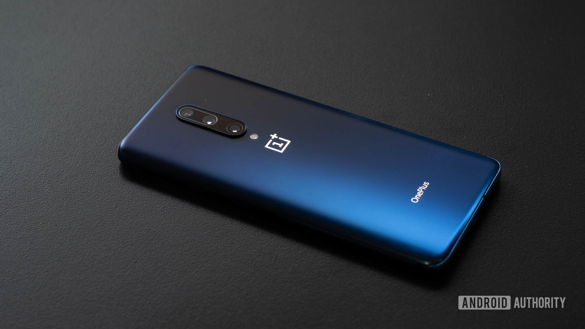 Telefone OnePlus 7 Pro inclinado na parte de trás da mesa