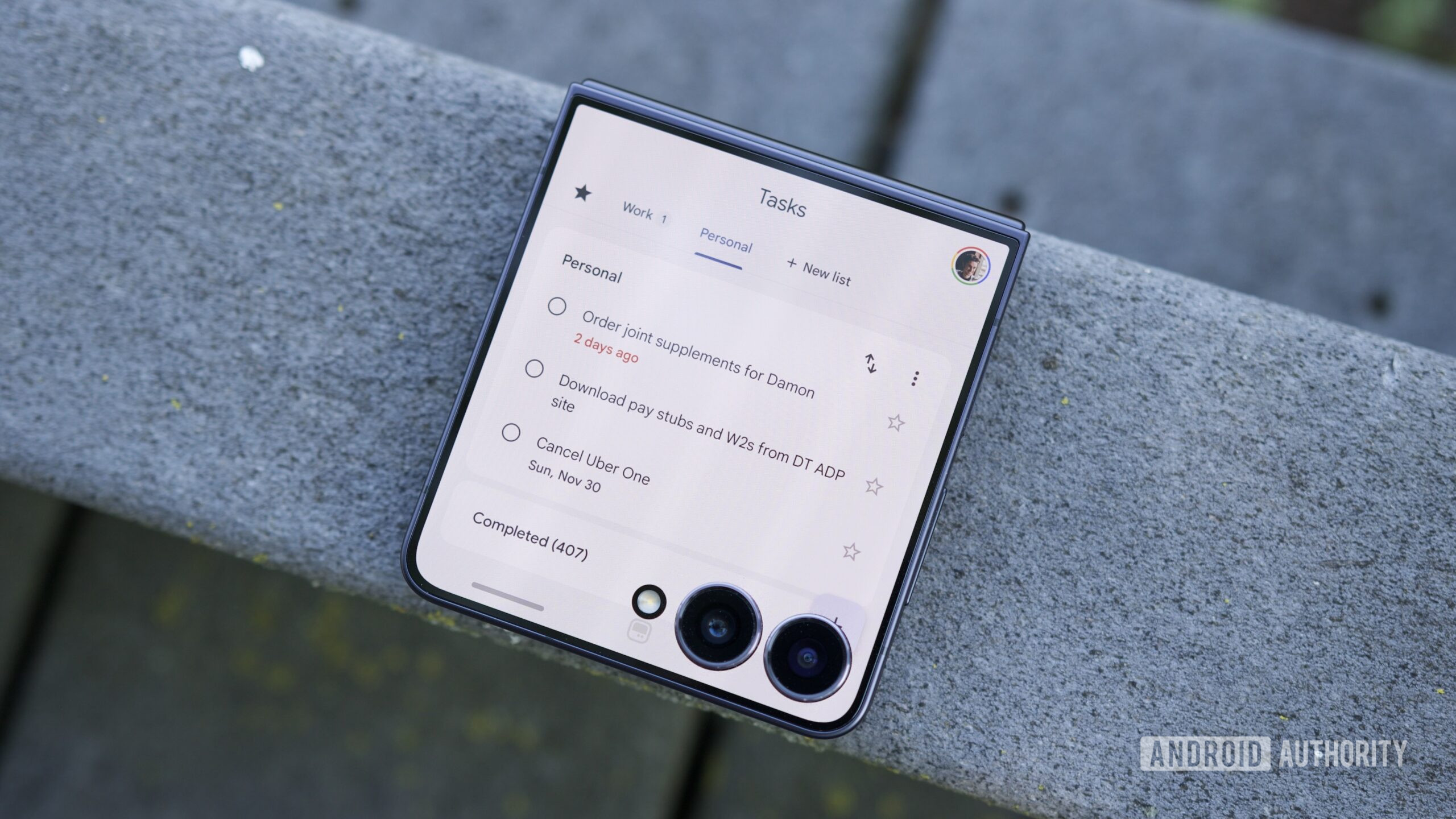 Aplicativo Google Tasks em execução na tela externa do Galaxy Z Flip 7.