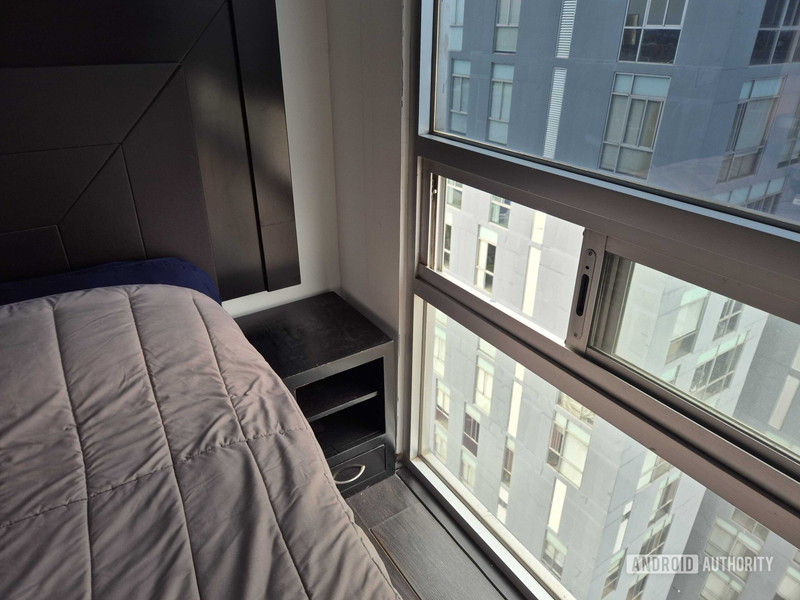 A janela do quarto jogou meu telefone