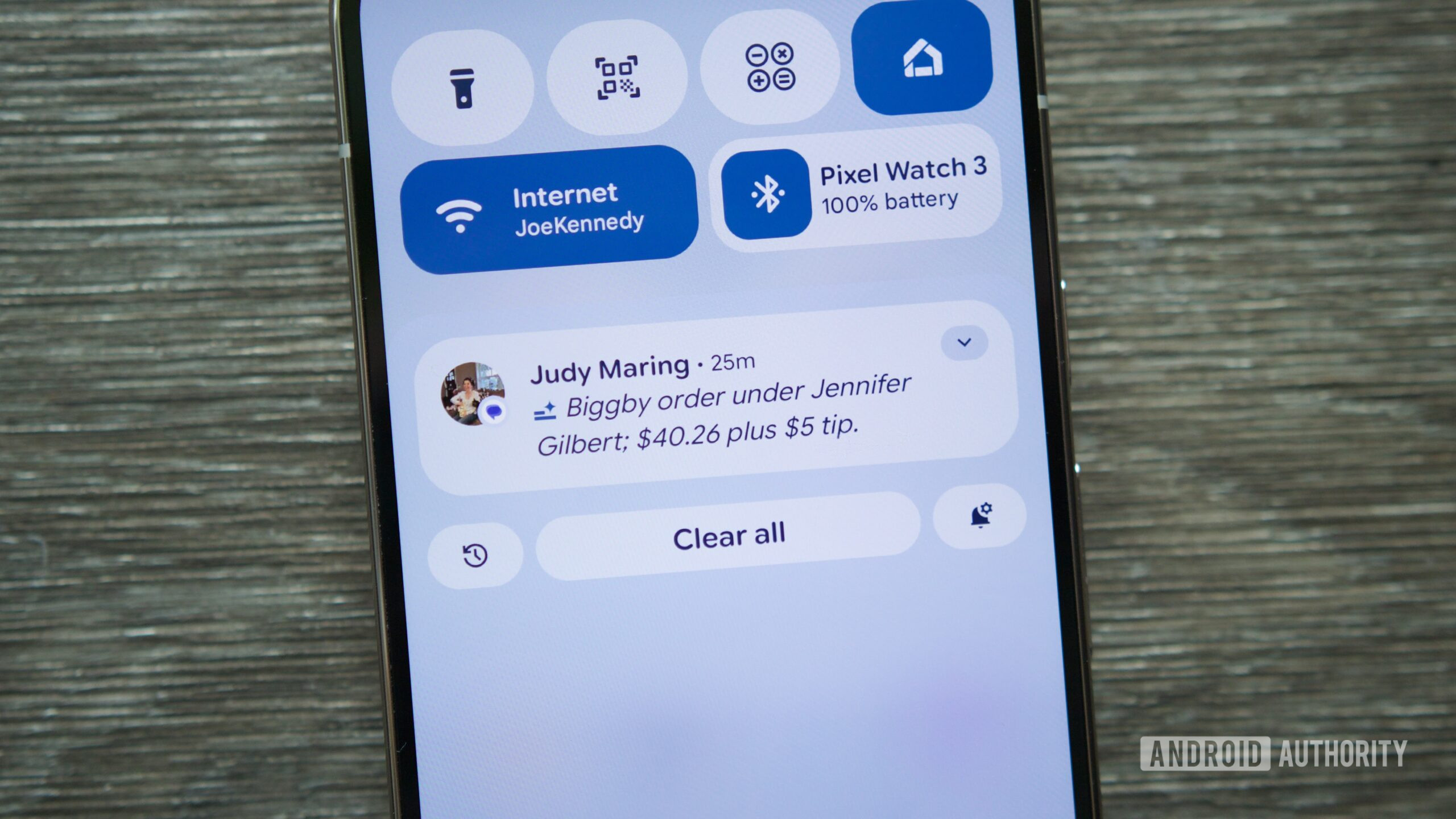 Resumos de notificação de IA em um smartphone Pixel.