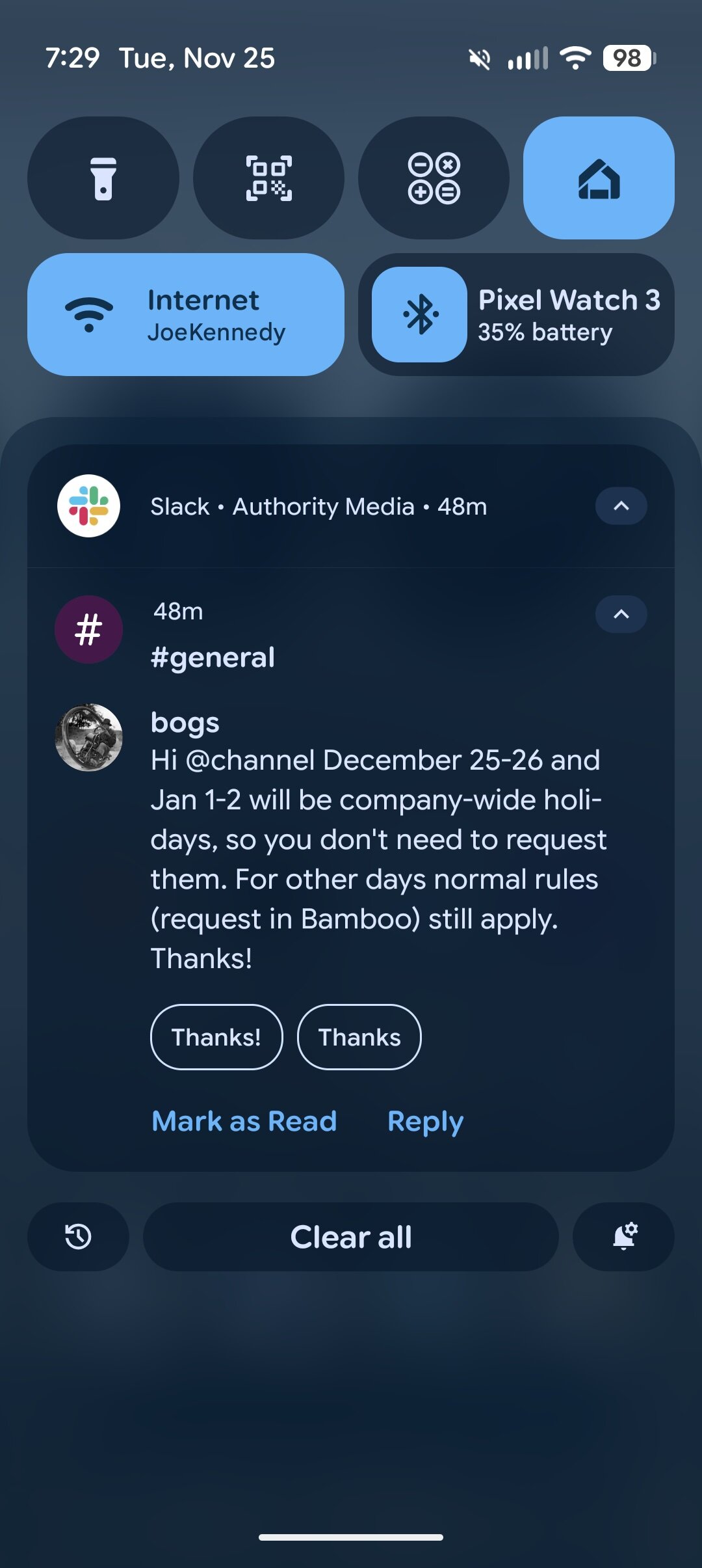 Notificação de uma mensagem longa do Slack em um smartphone Pixel.