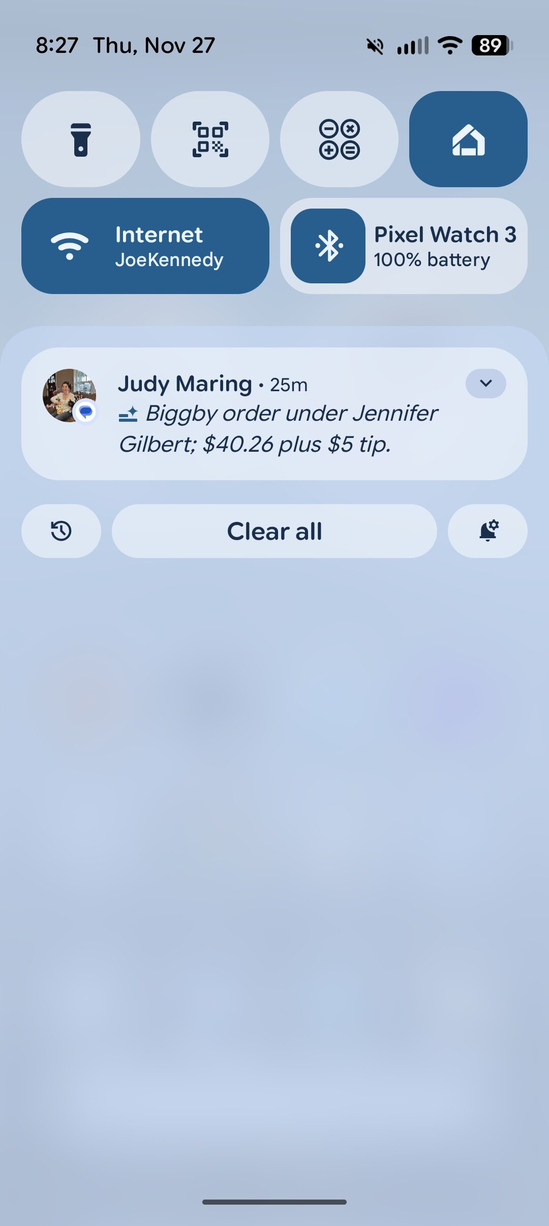 Captura de tela de uma mensagem de texto resumida usando resumos de notificação de IA.