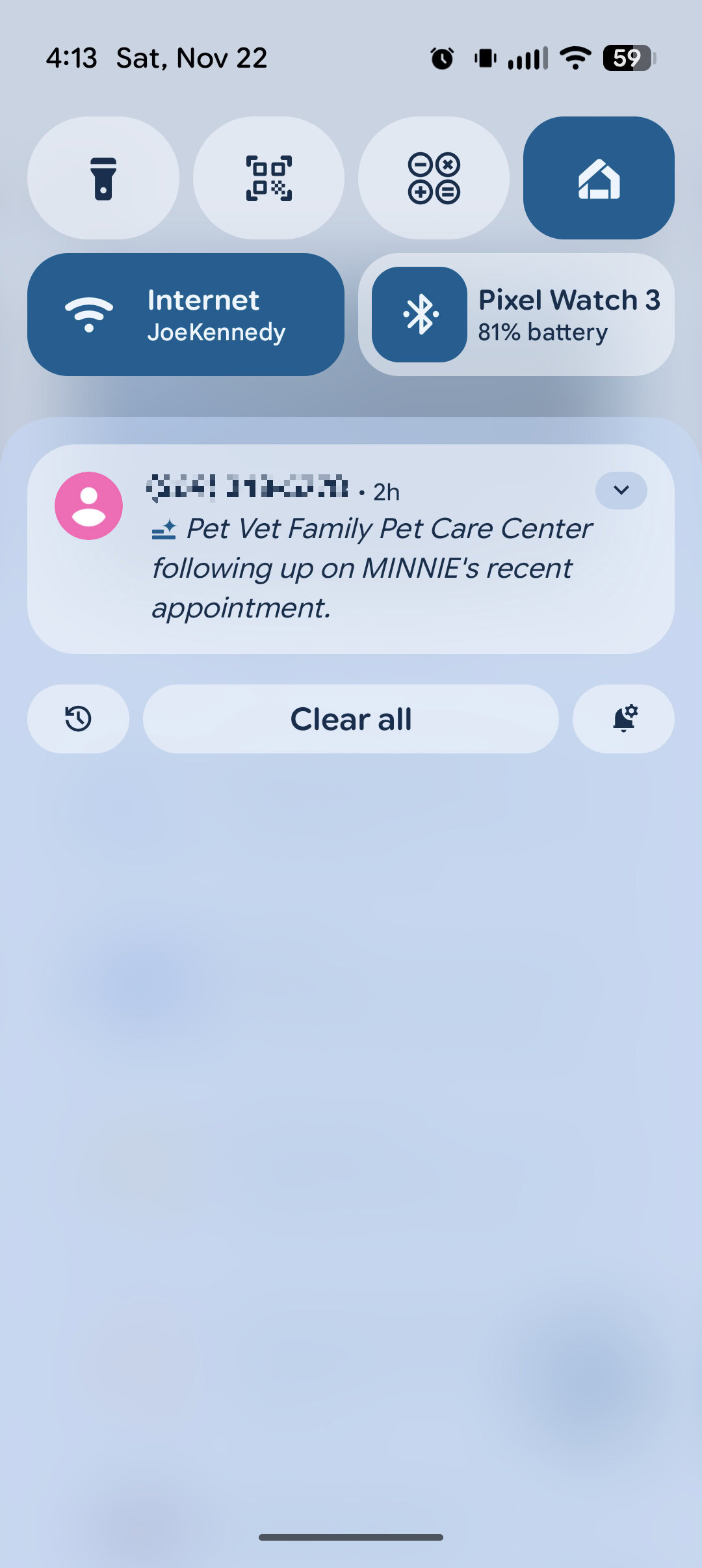 Captura de tela de uma notificação em um smartphone Pixel que foi reduzida usando resumos de notificação de IA.