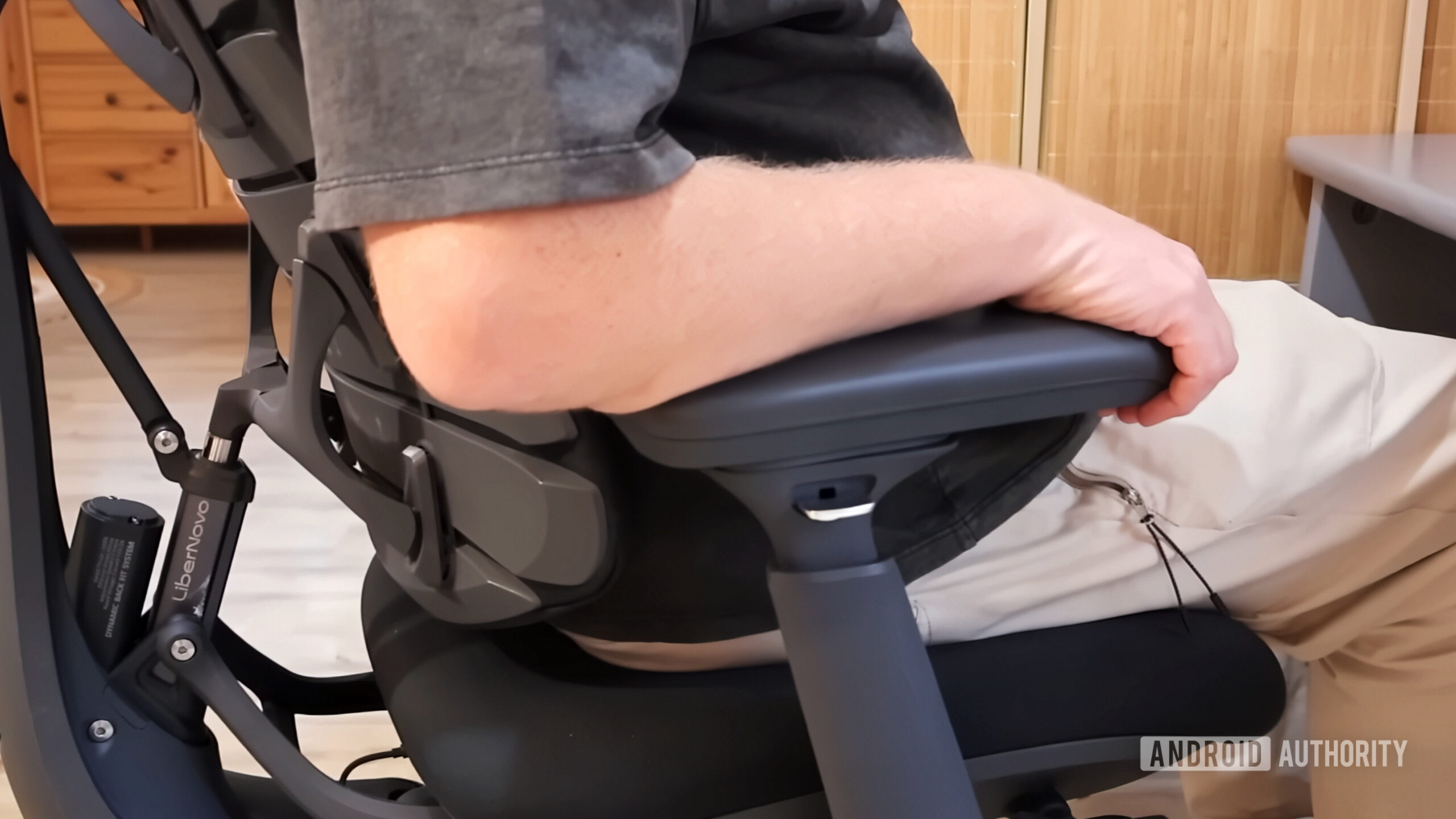 libernovo omni sentou na cadeira libernovo omni sentou na cadeira