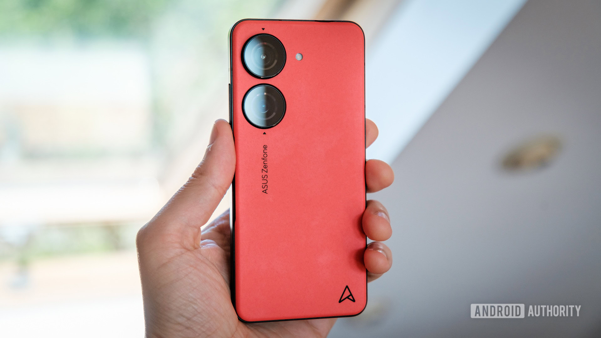 ASUS Zenfone 10 de volta à mão ASUS Zenfone 10 de volta à mão