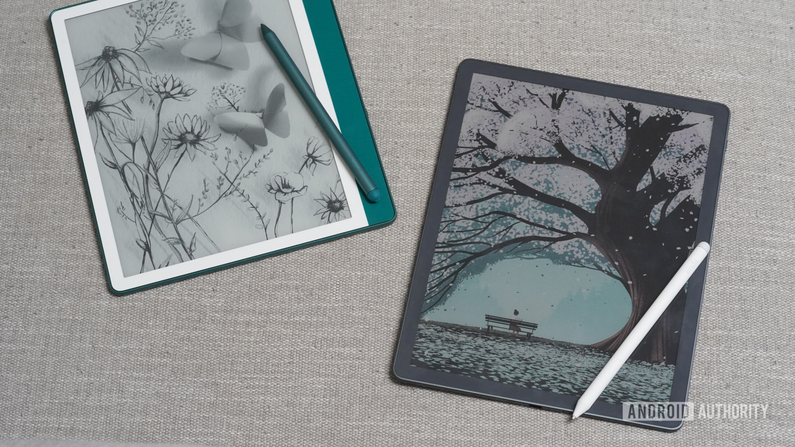 Um Kindle Scribe Colorsoft fica ao lado da geração anterior.