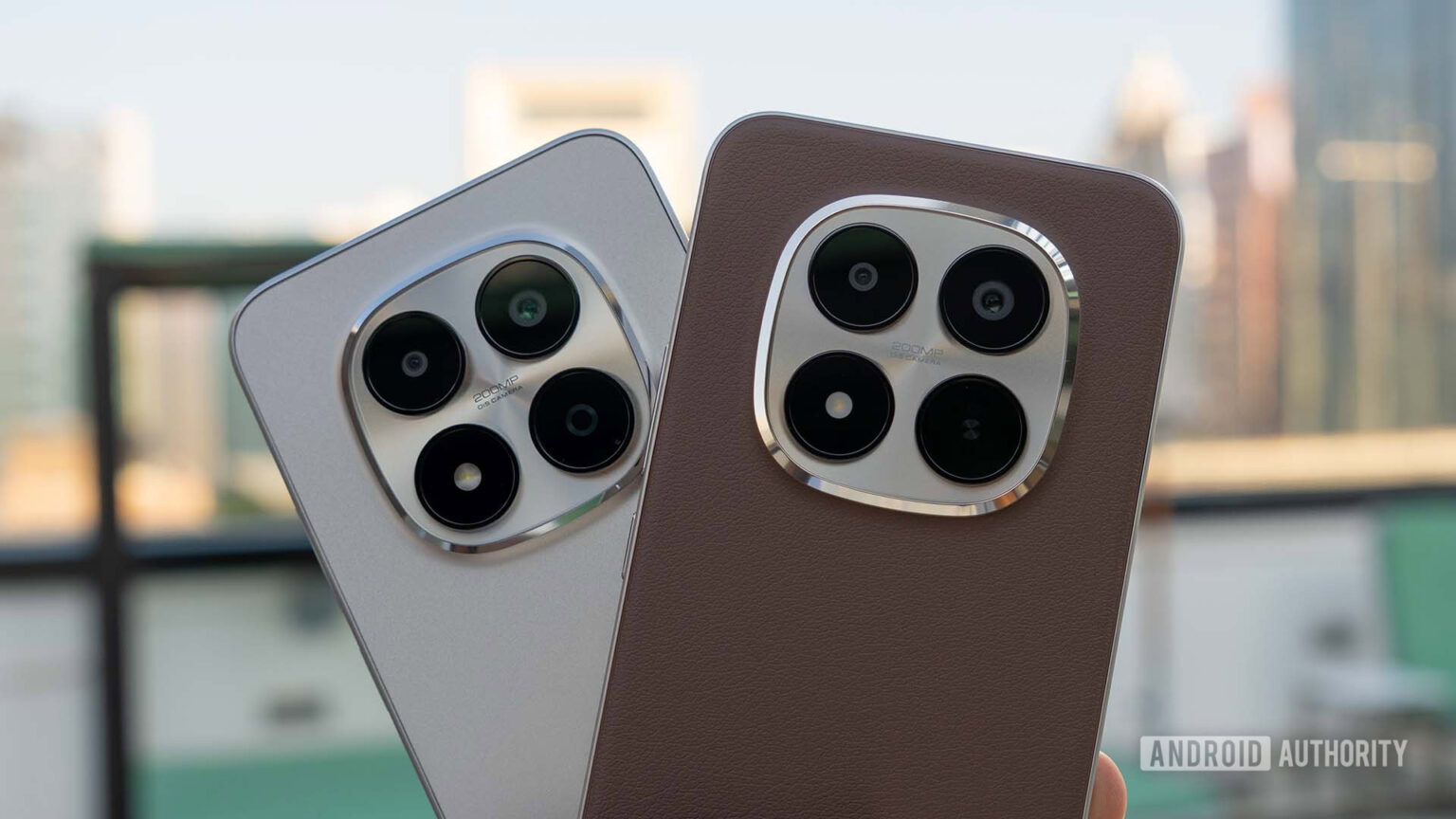 Esses novos telefones trazem durabilidade impressionante, baterias enormes e bate-papo por voz offline de até 1 km