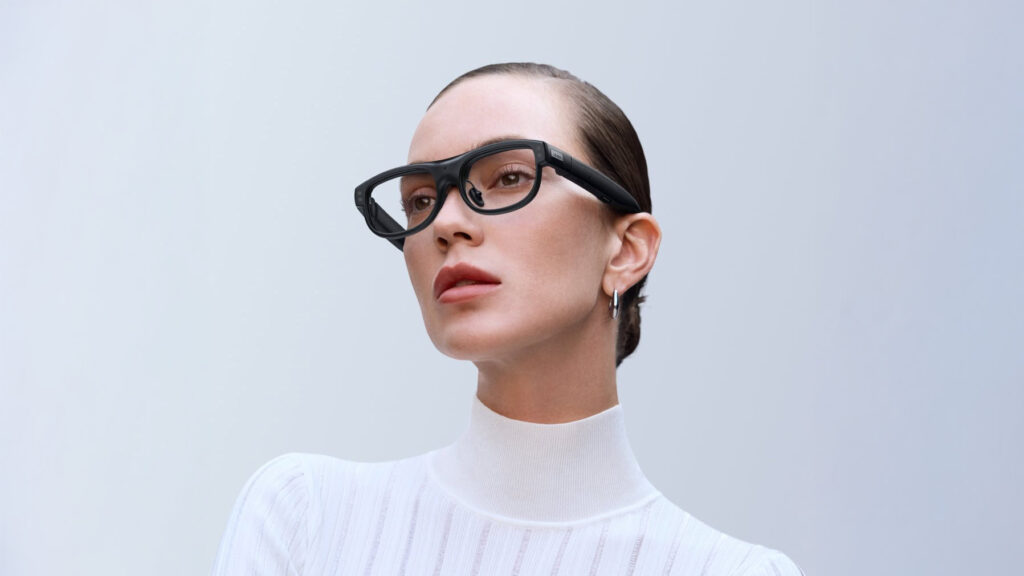 Esses óculos inteligentes dispensam alto-falantes e câmeras para se concentrar na tradução em tempo real com legendas