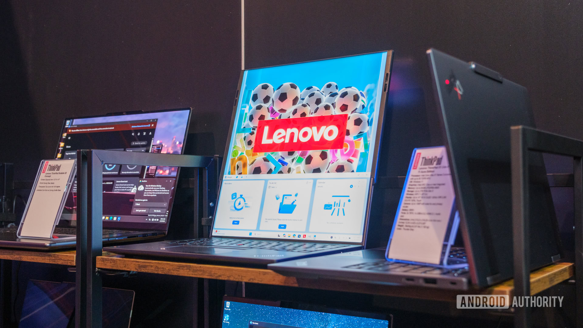 Lenovo ThinkPad Rollable XD na prateleira