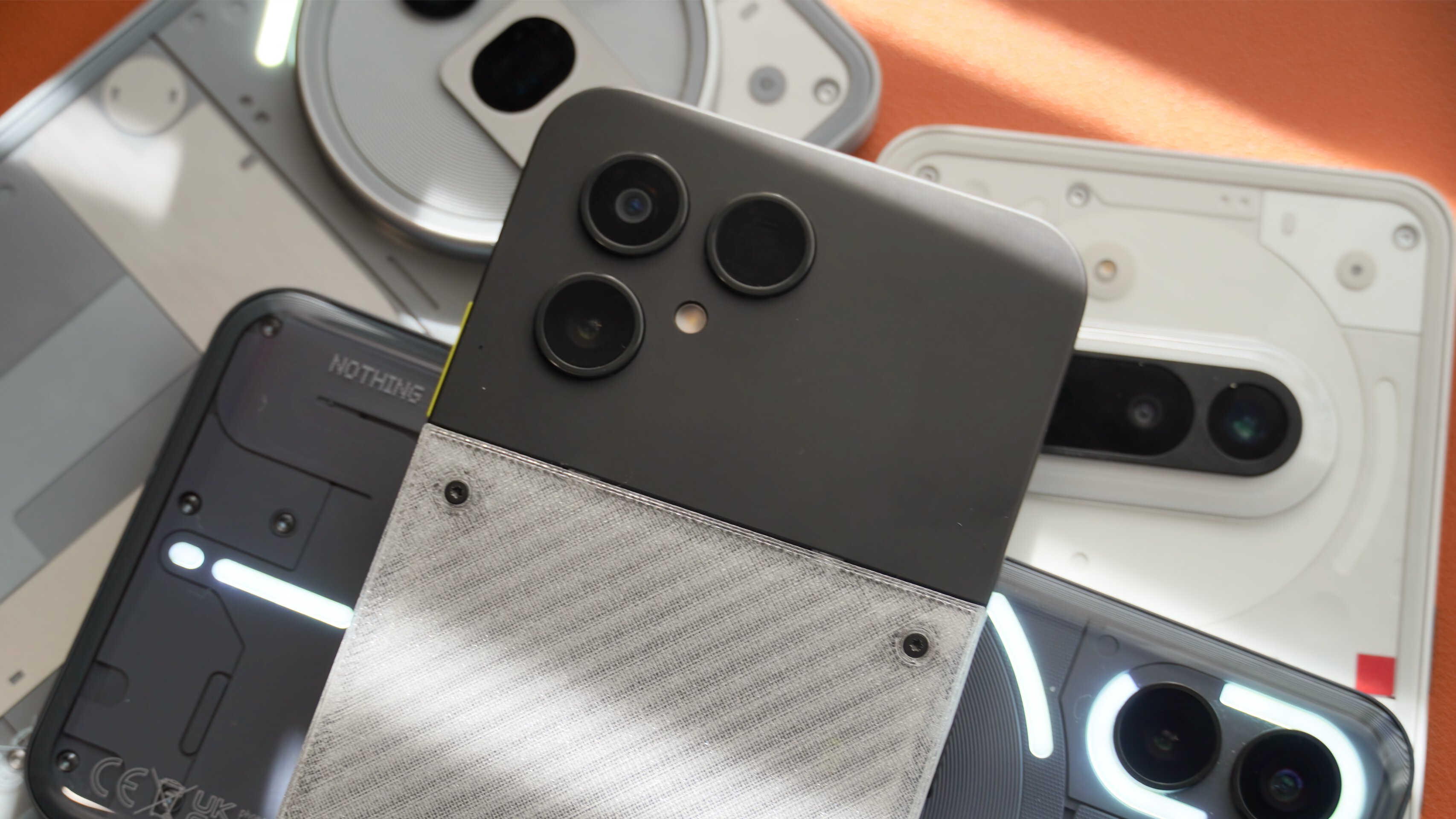 Um close do Fairphone 6 em cima de vários telefones Nothing.