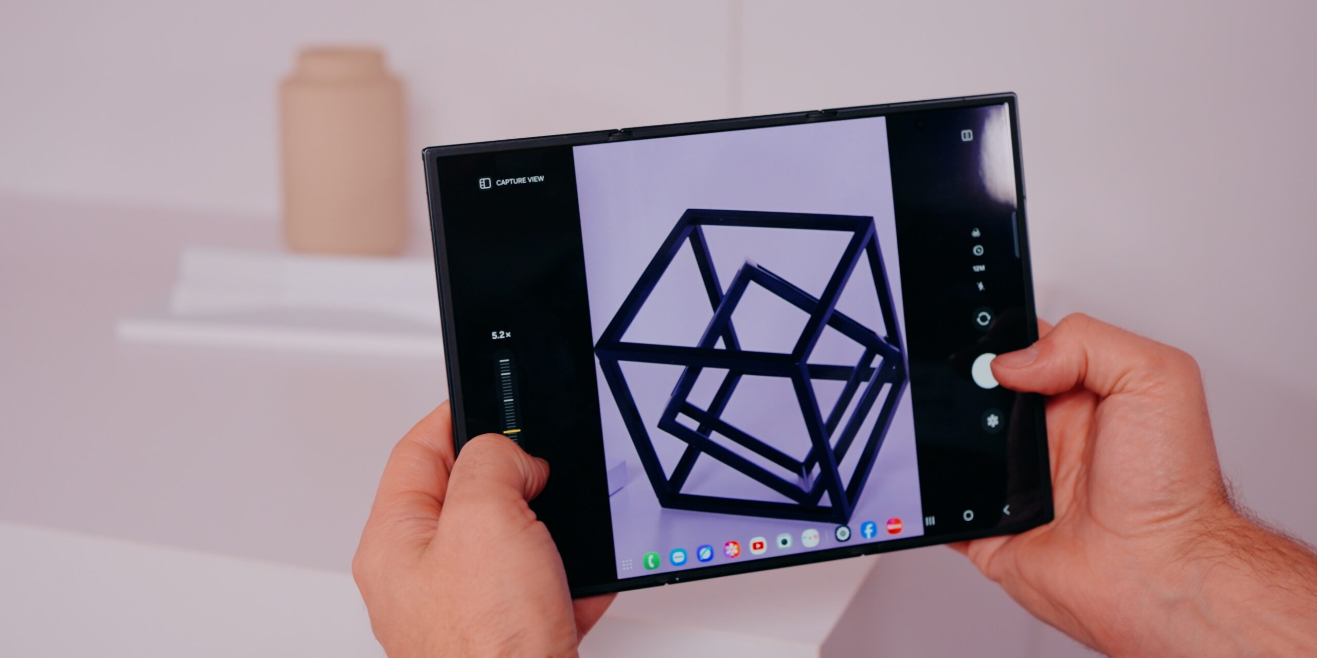 IU da câmera tripla do Samsung Galaxy Z IU da câmera tripla do Samsung Galaxy Z