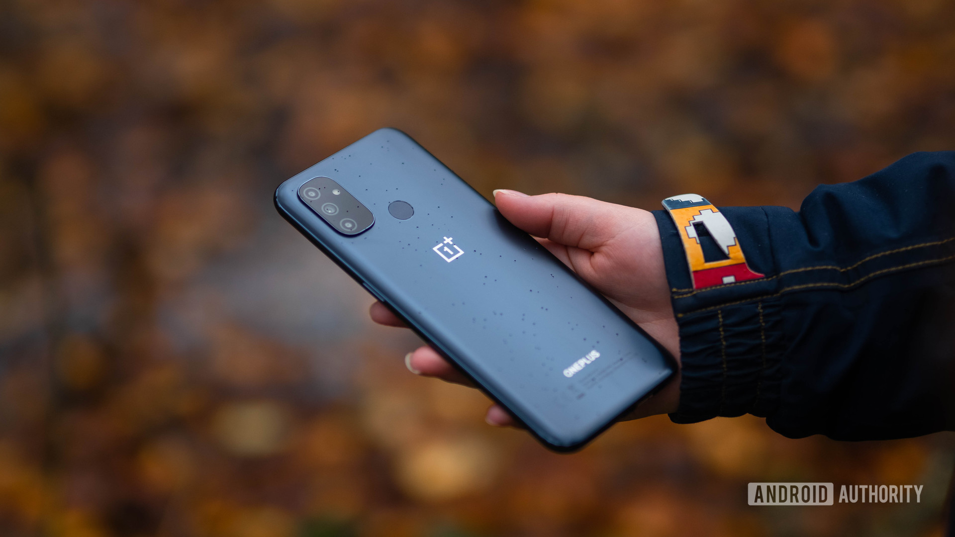 OnePlus Nord N100 na mão mostrando a parte de trás do telefone OnePlus Nord N100 na mão mostrando a parte de trás do telefone