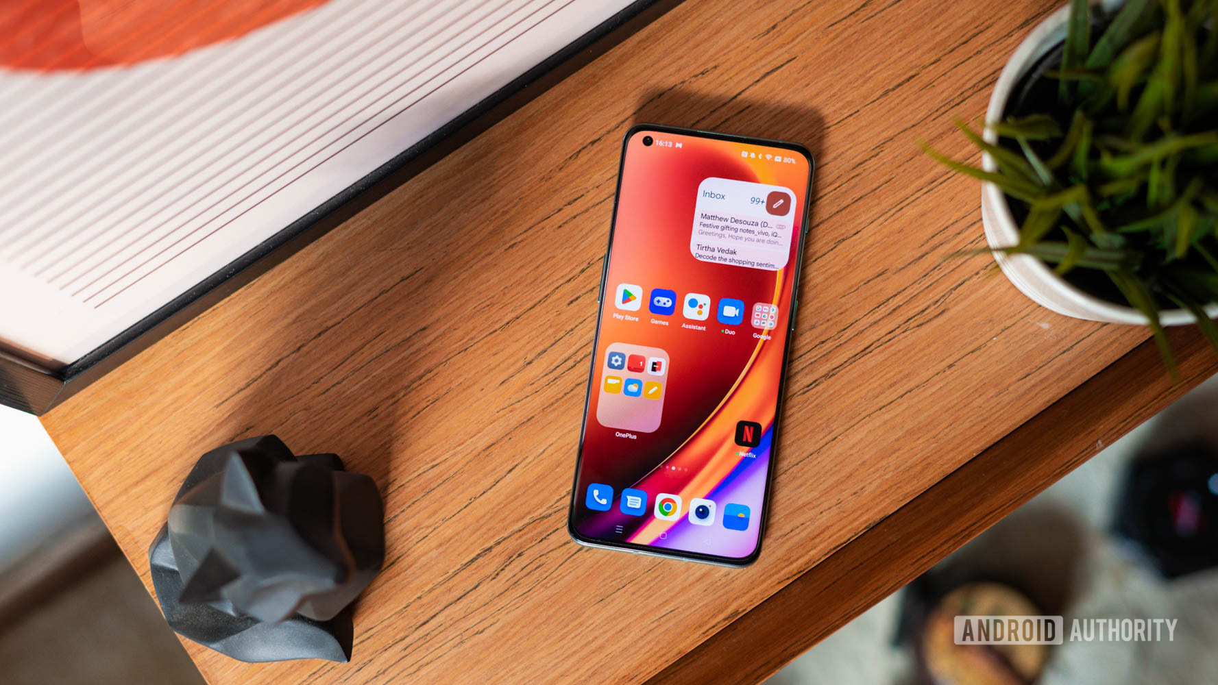 Análise do OnePlus 10 Pro revisitada vista de cima para baixo em uma mesa Análise do OnePlus 10 Pro revisitada vista de cima para baixo em uma mesa