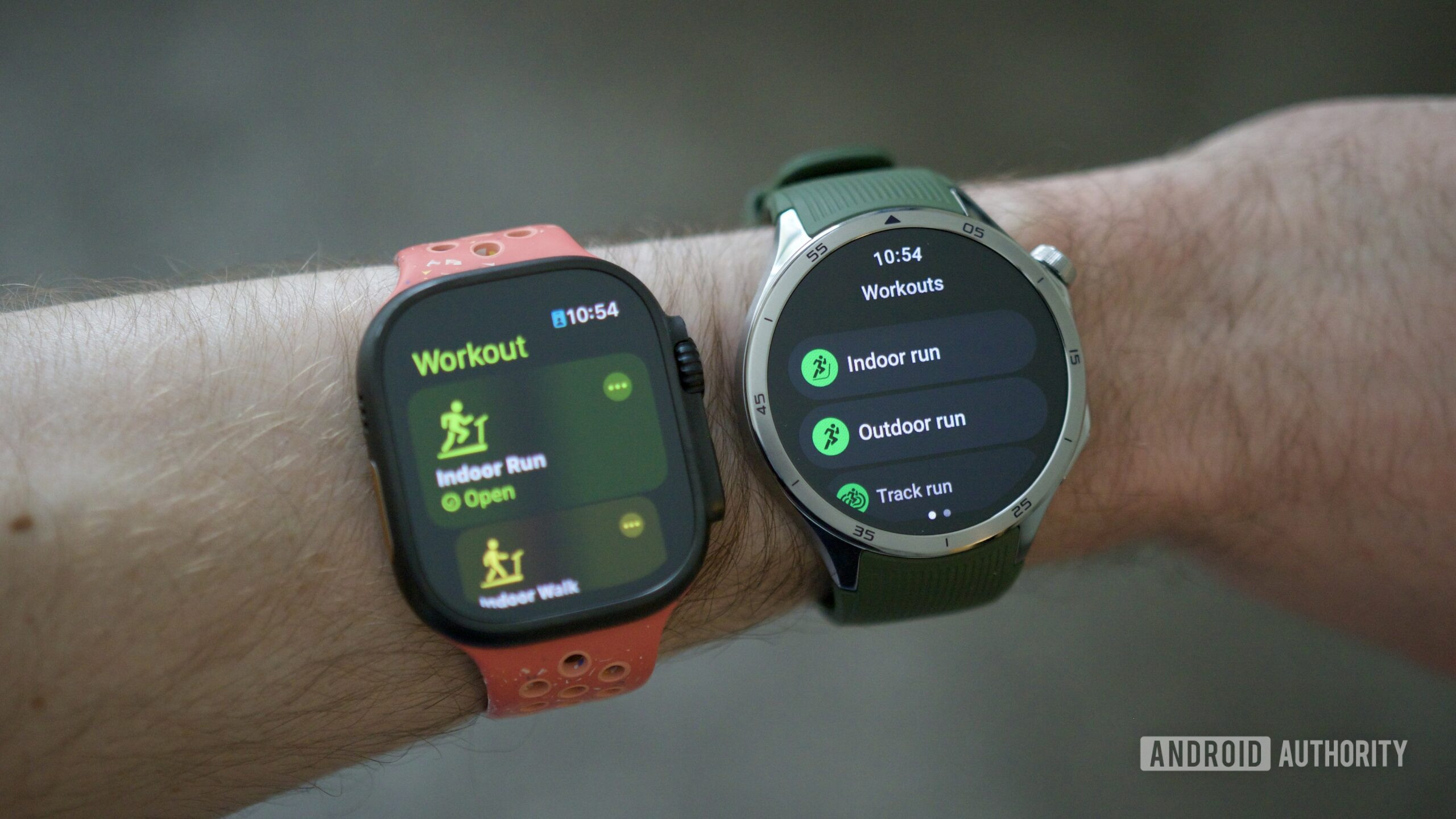 oneplus watch 3 vs apple watch ultra 2 2 Alguém usando um Apple Watch Ultra 2 e OnePlus Watch 3.