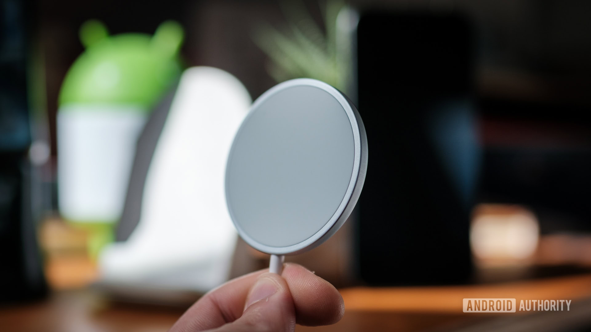 Carregador sem fio Pixelsnap em mãos