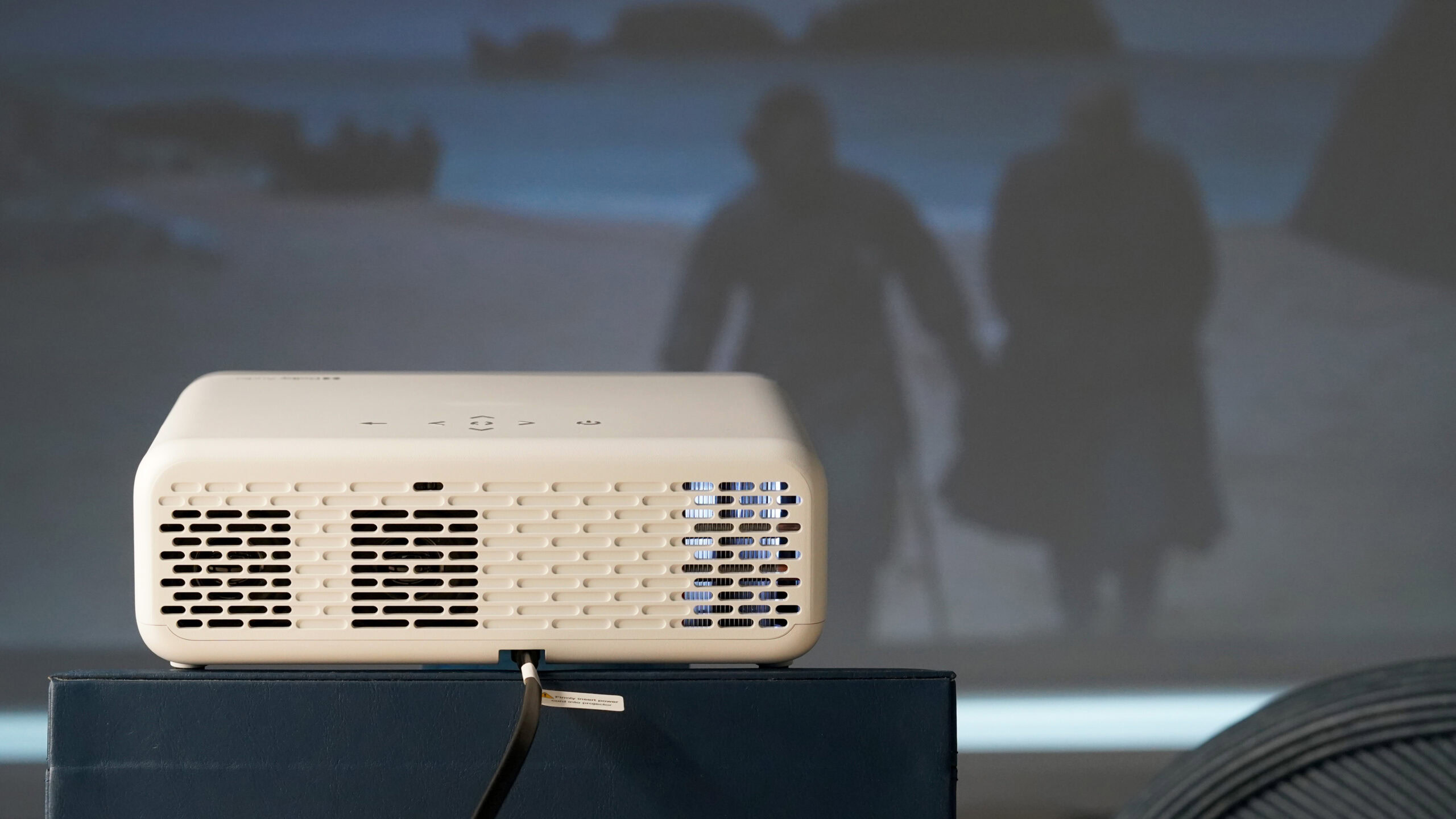 Ventilador Aurzen Roku TV EAZZE D1R O Aurzen Roku TV EAZZE D1R possui um ventilador relativamente barulhento.