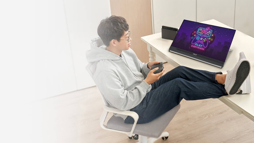 Homem jogando no monitor portátil ASUS ZenScreen de 22 polegadas