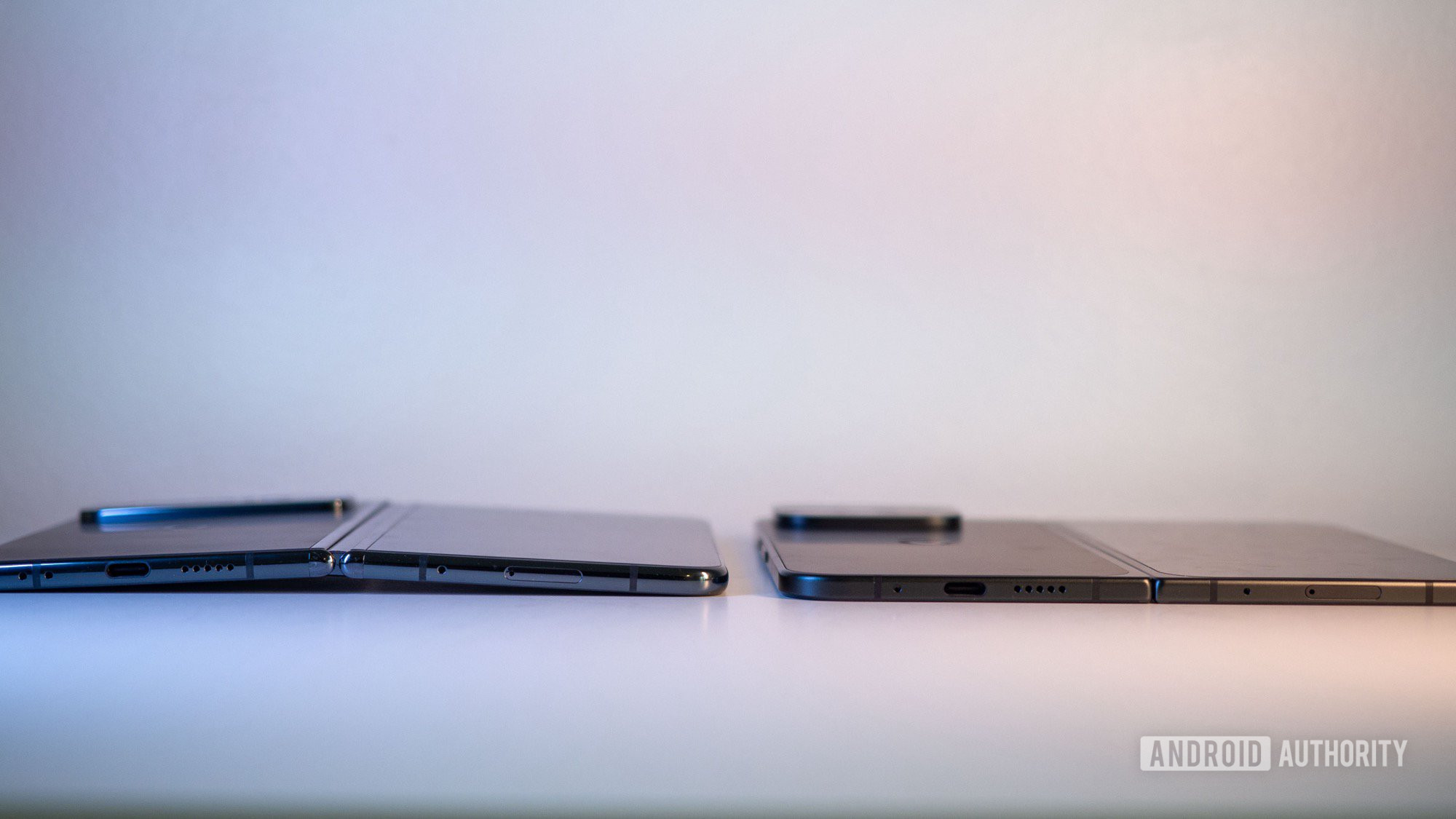 Google Pixel 9 Pro Fold vs Pixel Fold aberto na mesa