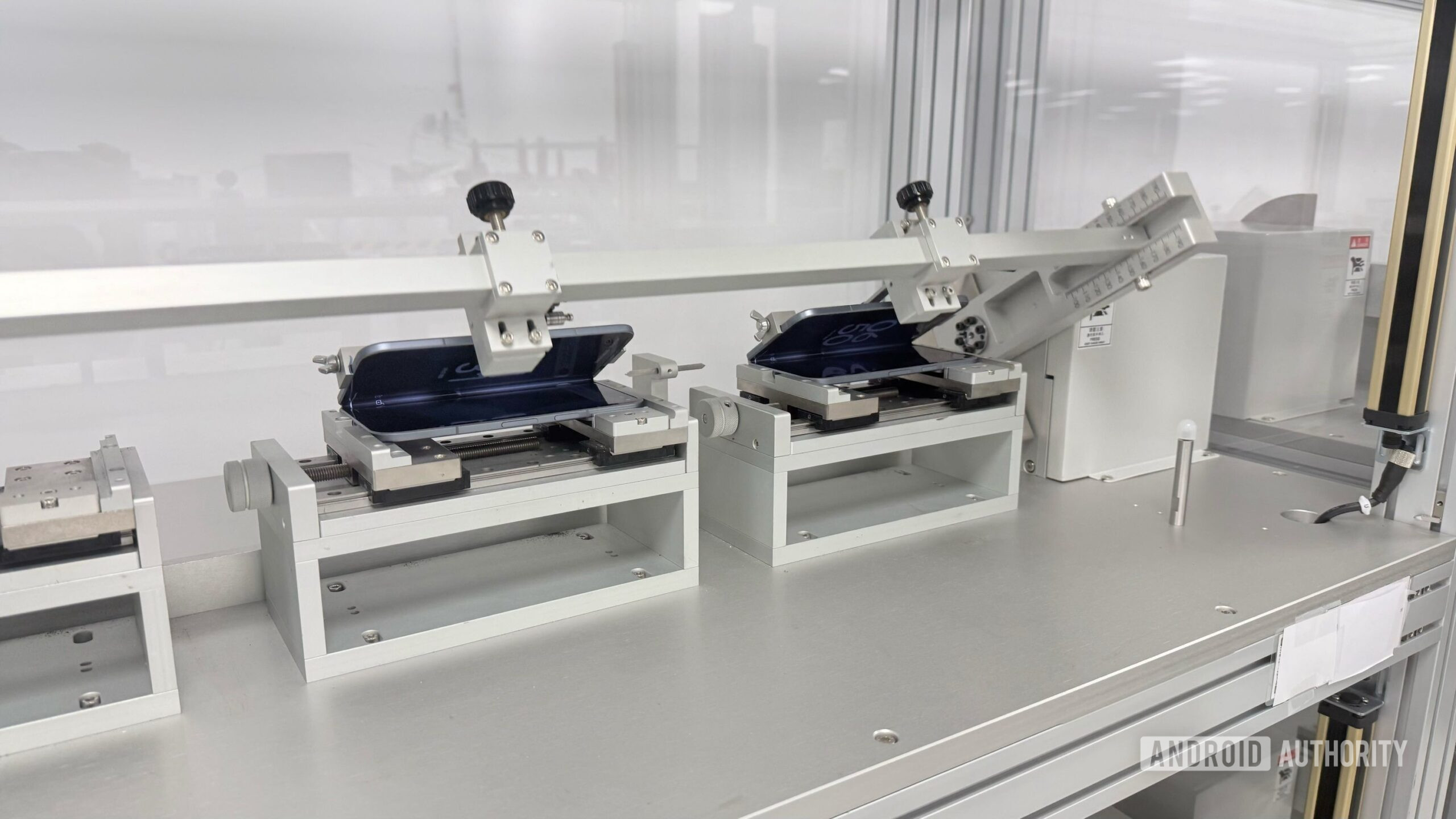 Laboratórios de pixel de durabilidade de teste de dobramento dobrável do Pixel 10 Pro