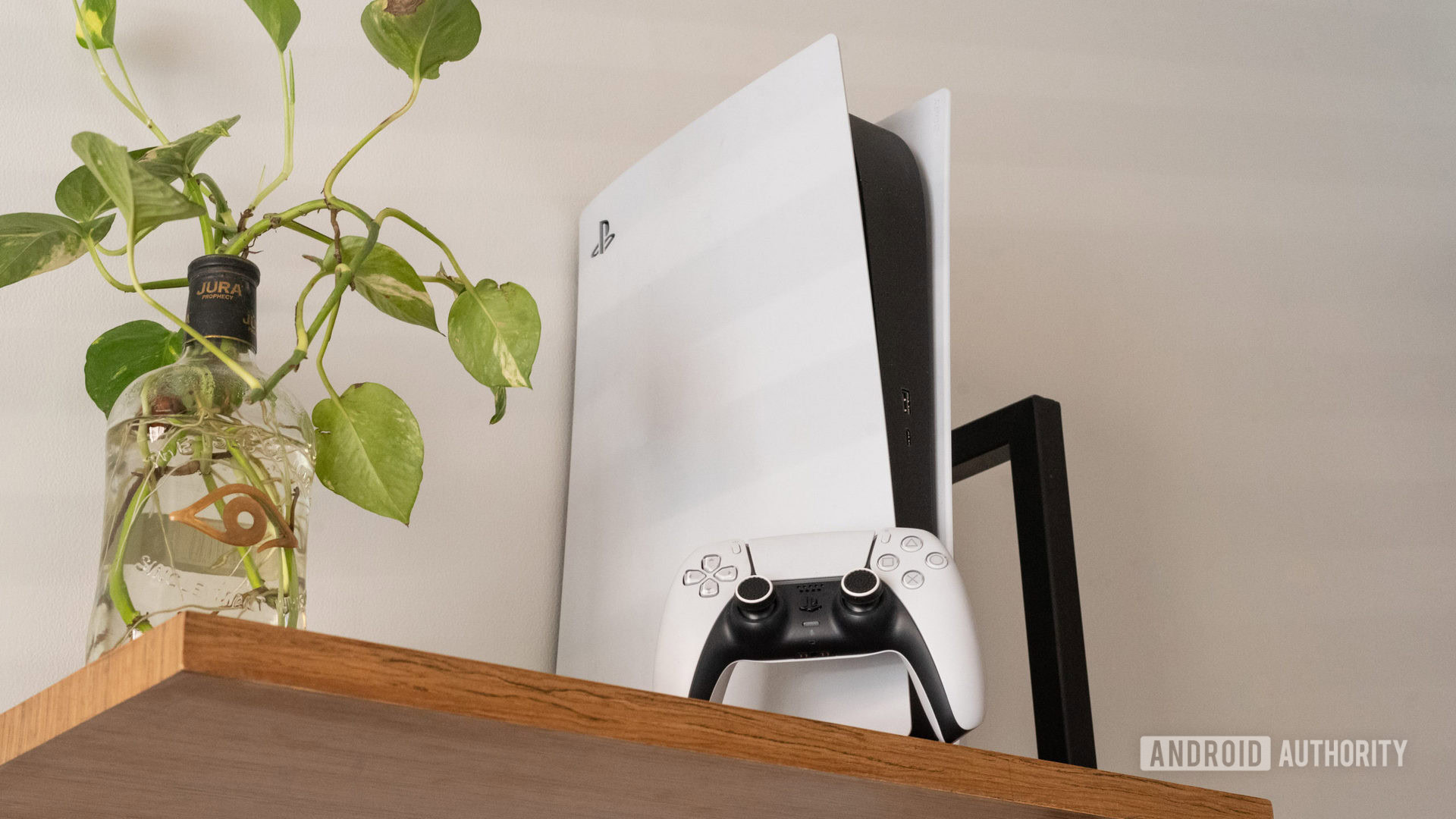 Imagens do PlayStation 5 PS5 ao lado dos controladores 2