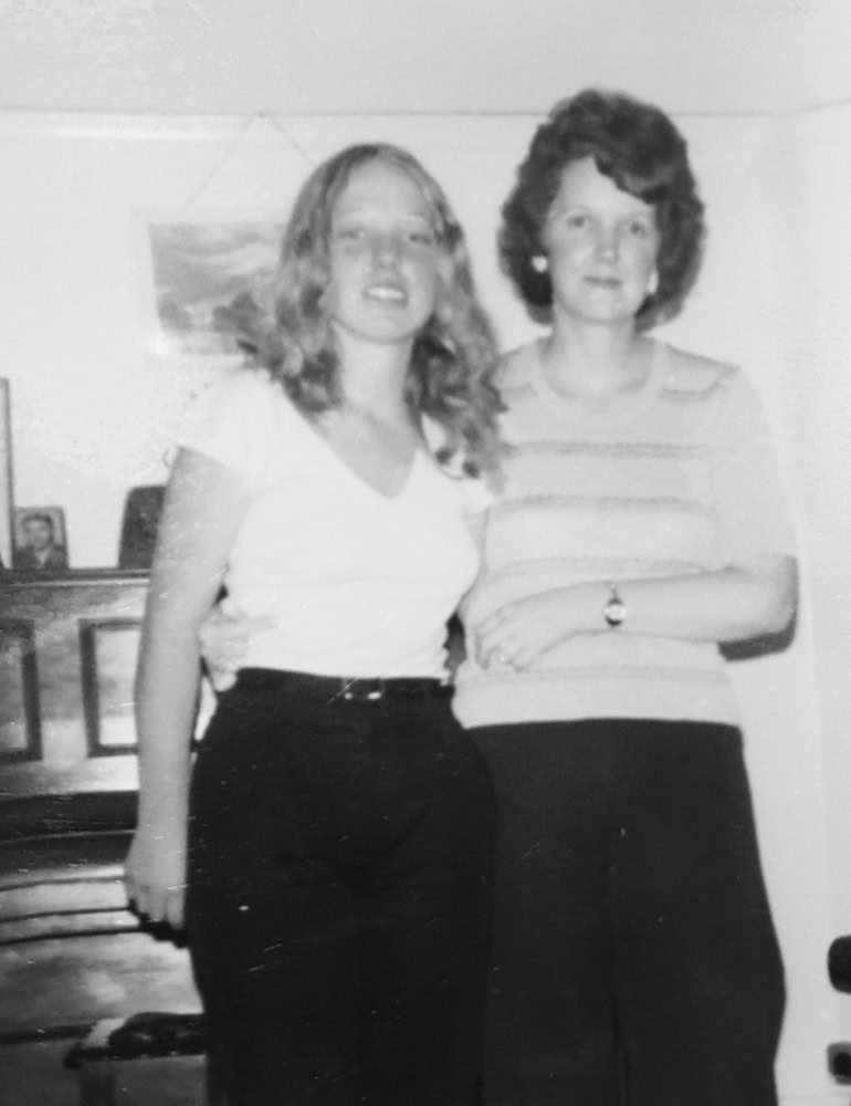 uma imagem em preto e branco de duas mulheres