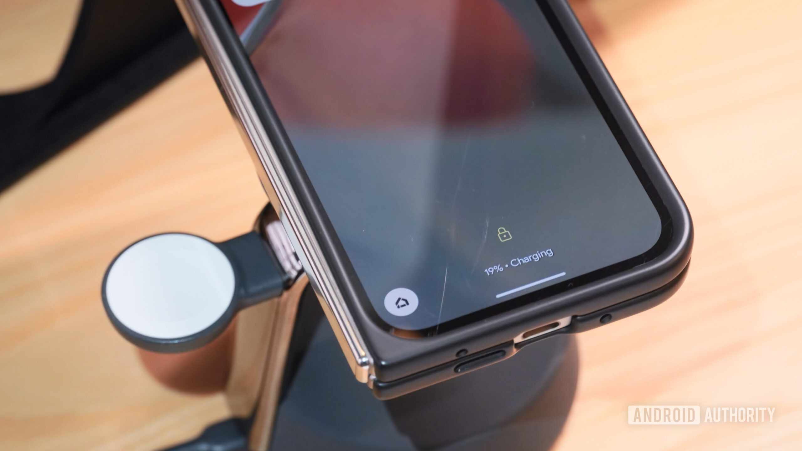 Um Google Pixel 9 Pro Fold carregando em uma estação Belkin UltraCharge.