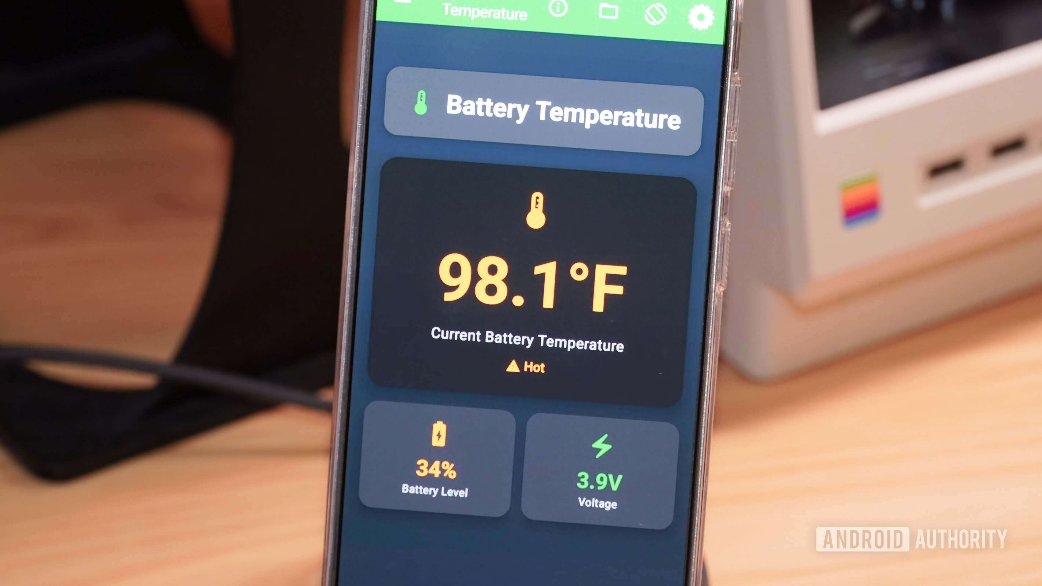 A temperatura atual da bateria em um Samsung Galaxy S25 Edge usando um carregador sem fio Belkin.