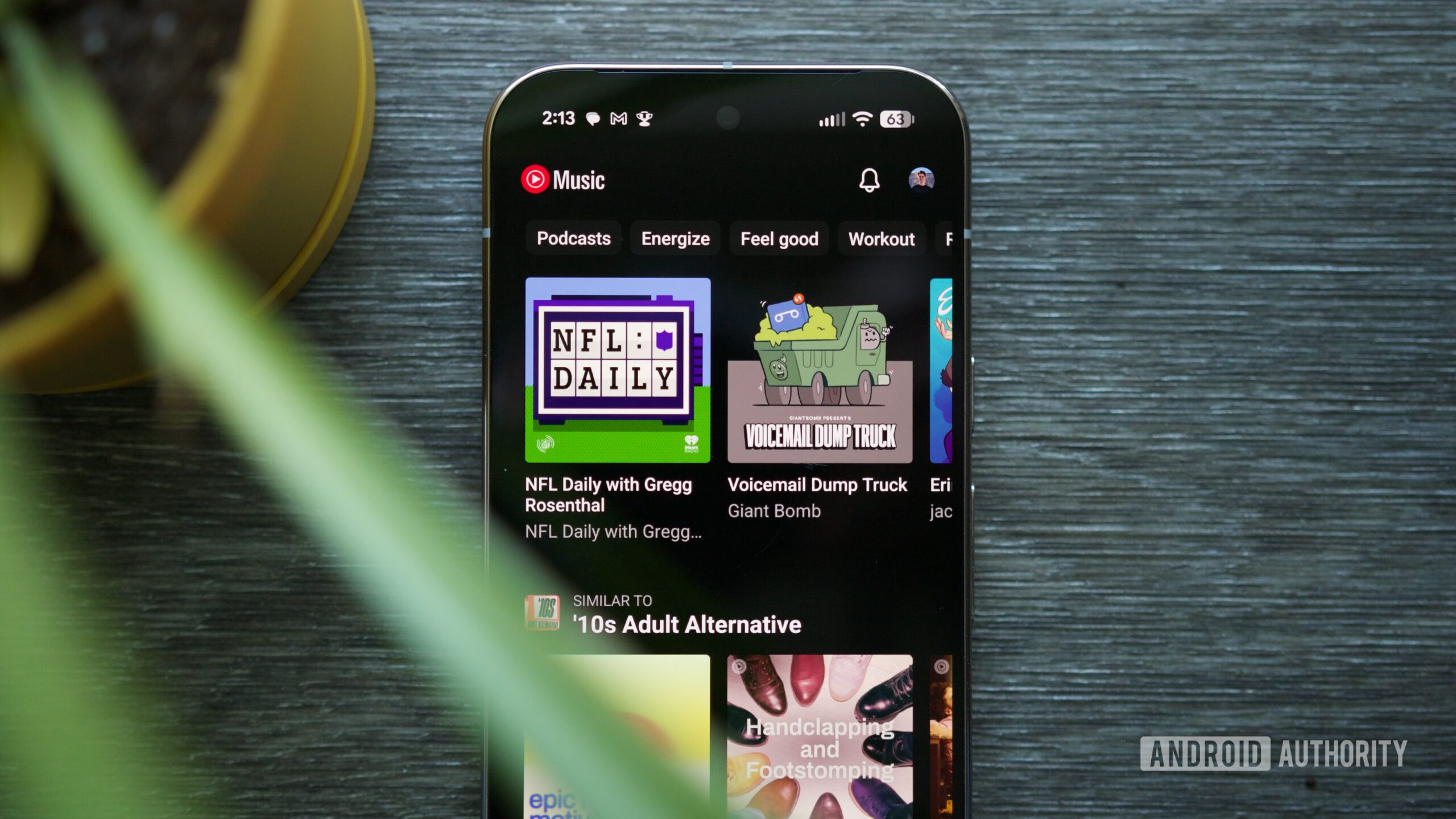 herói dos podcasts da página inicial da música do youtube A página inicial do YouTube Music, mostrando podcasts.