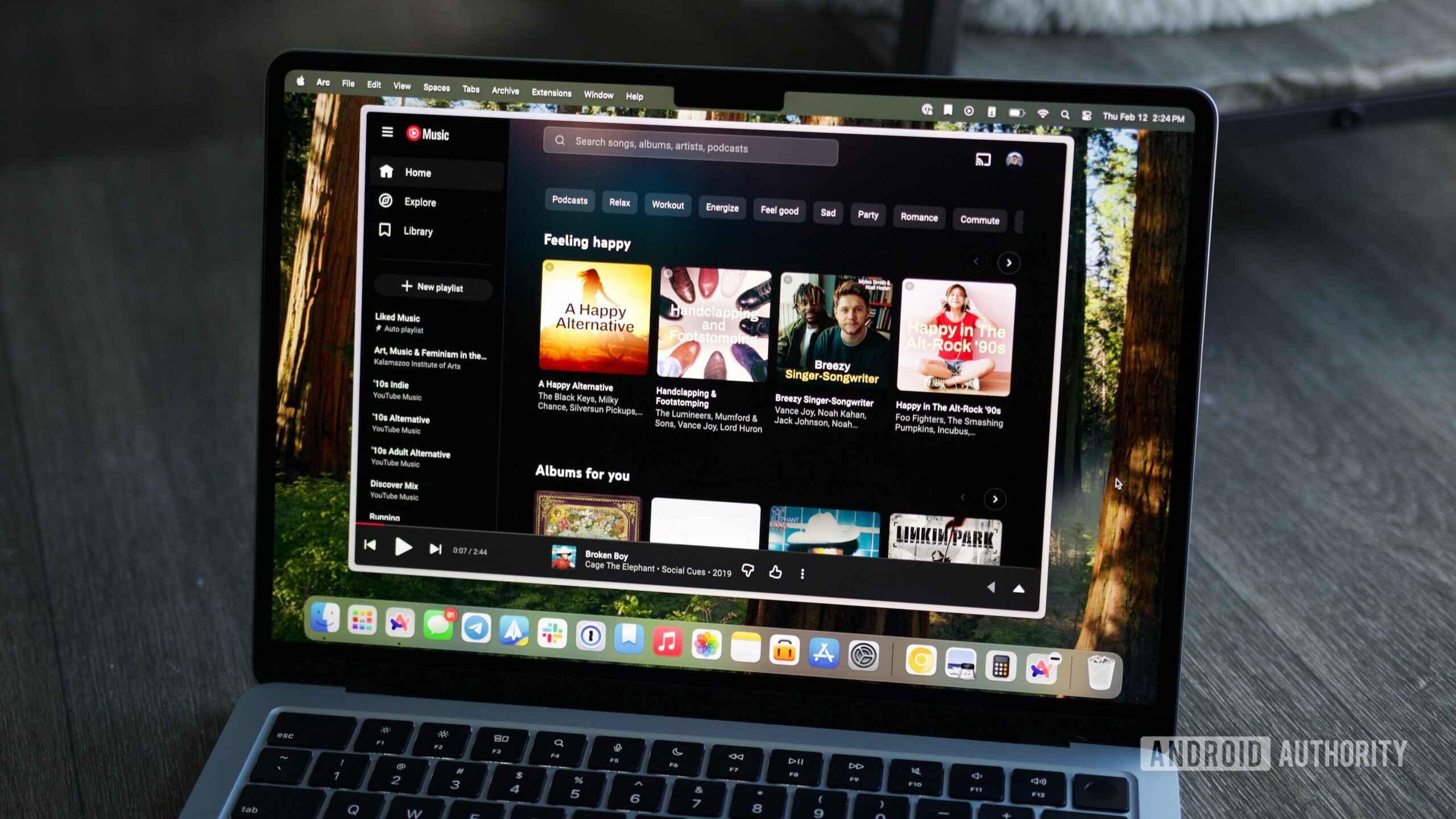 site de música do youtube no laptop hero 1 Site do YouTube Music para desktop rodando em um laptop.