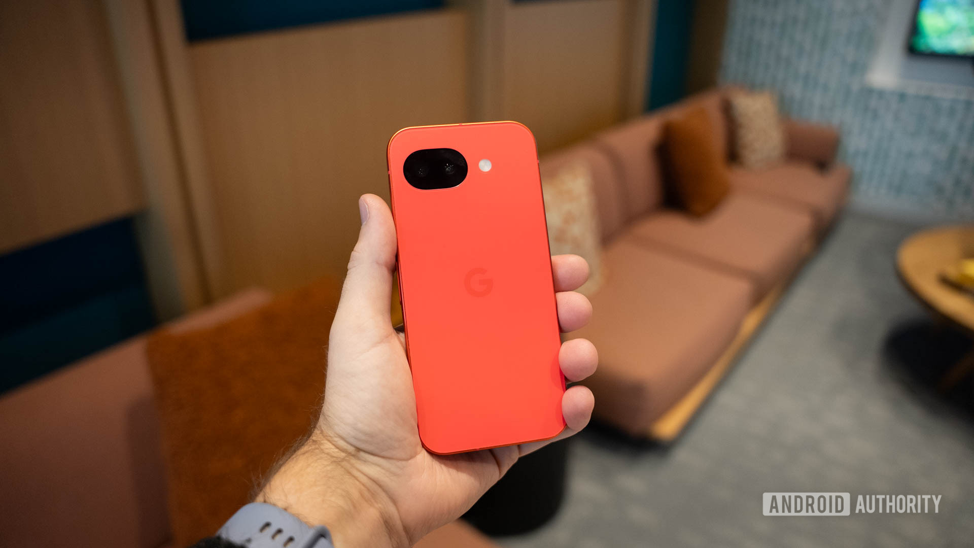 Baga do Google Pixel 10a na mão Baga do Google Pixel 10a na mão