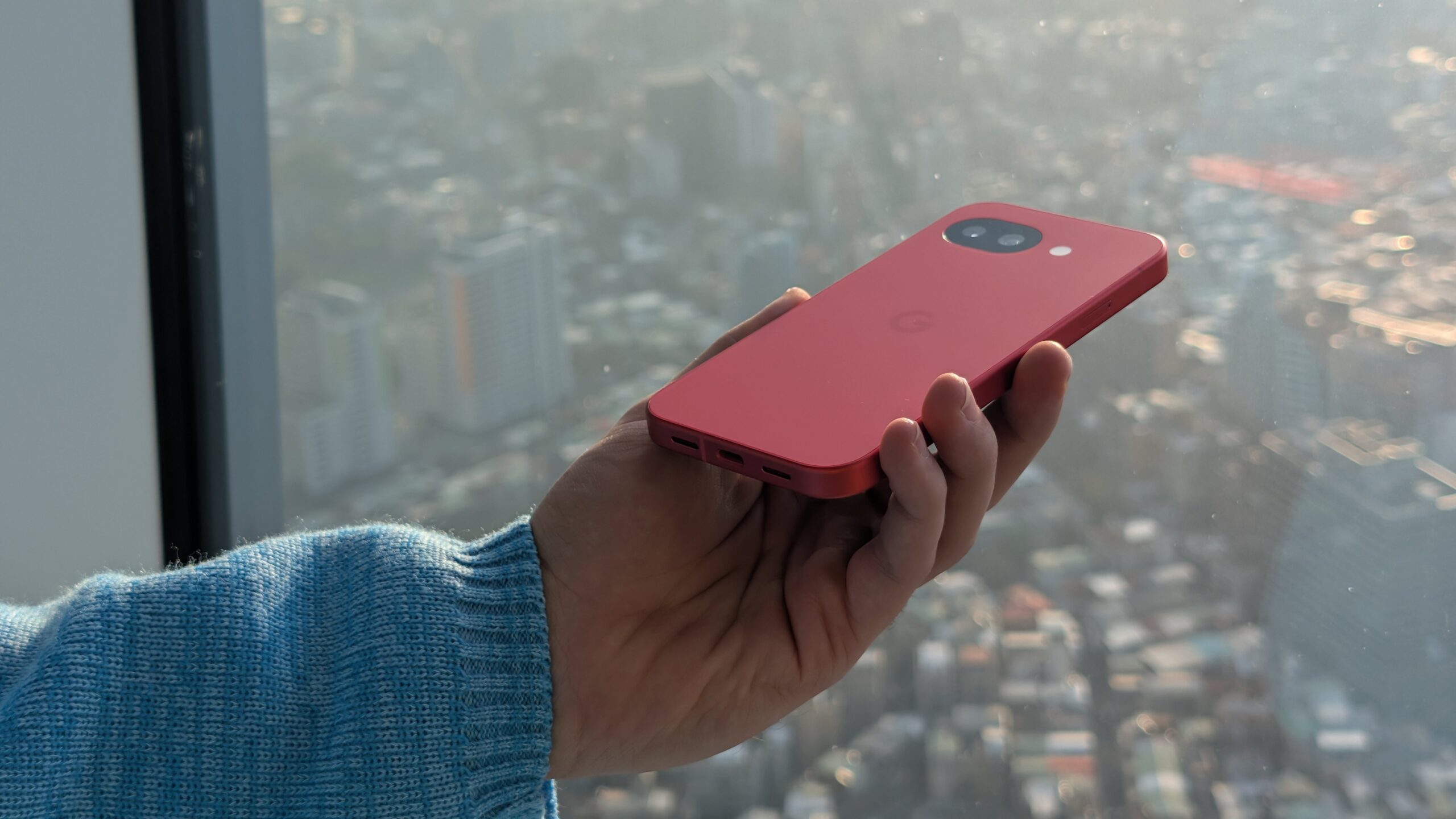 Baga vermelha do Google Pixel 10a na mão Baga vermelha do Google Pixel 10a na mão