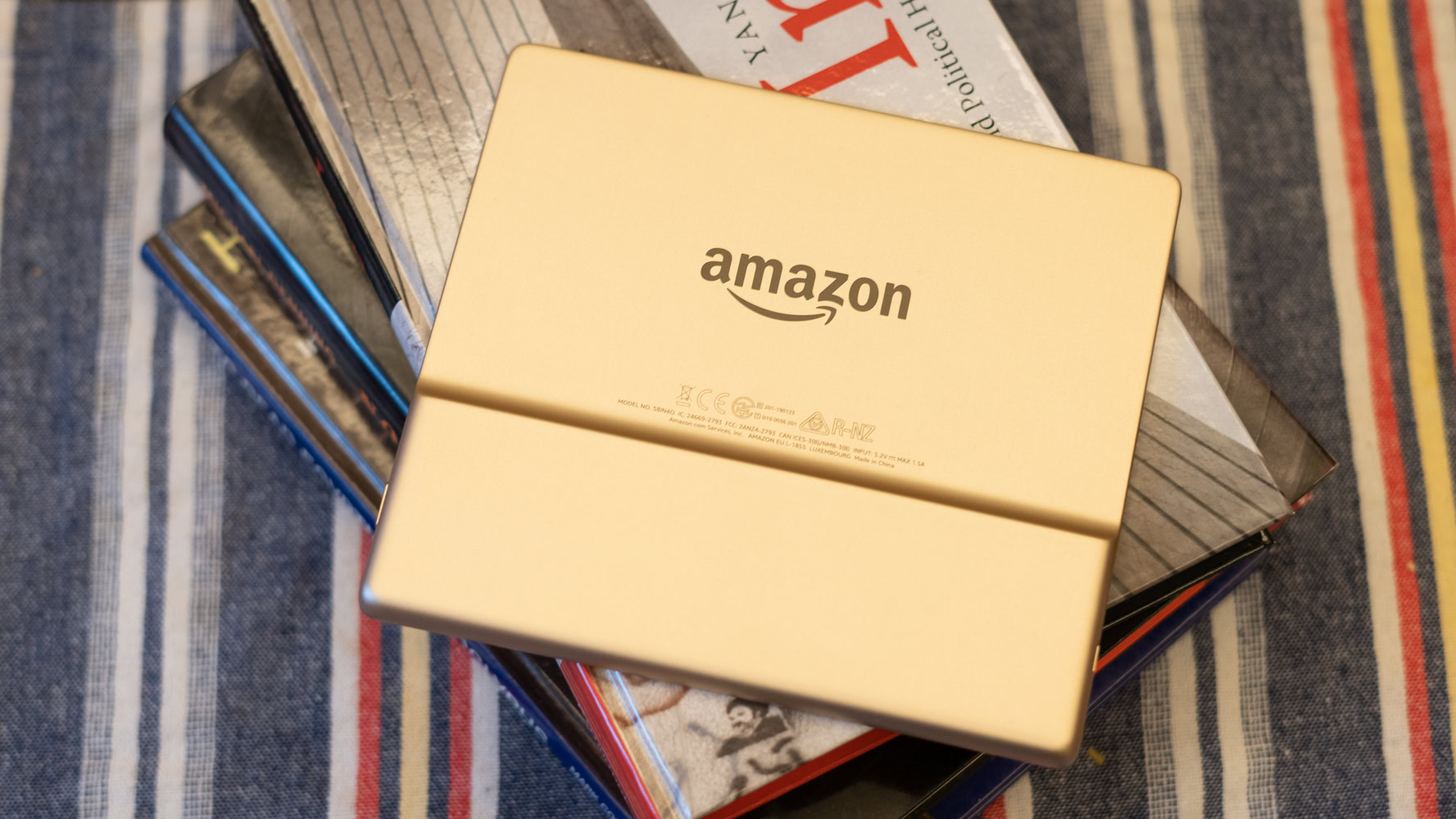 Amazon Kindle Oasis mostrando logotipo traseiro e painel traseiro