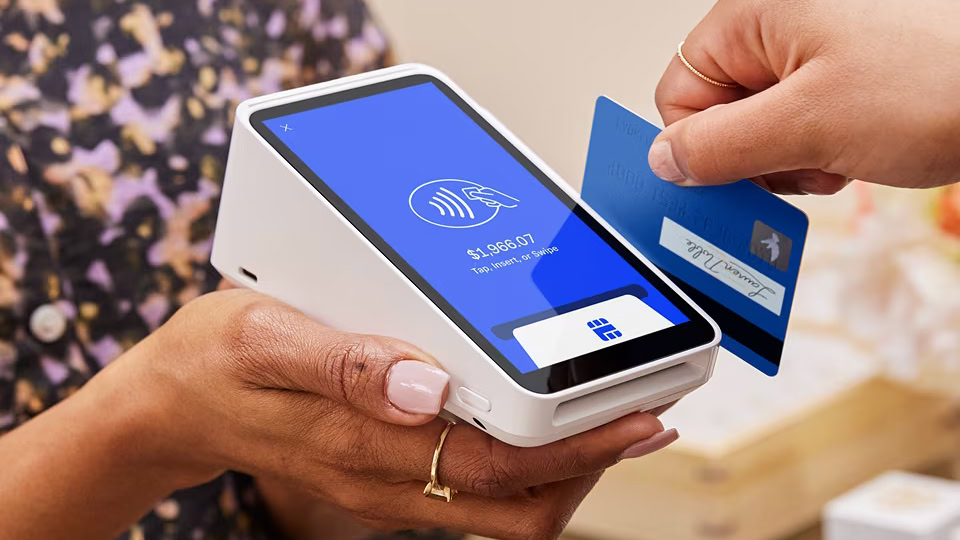 Passando o cartão no Square Terminal