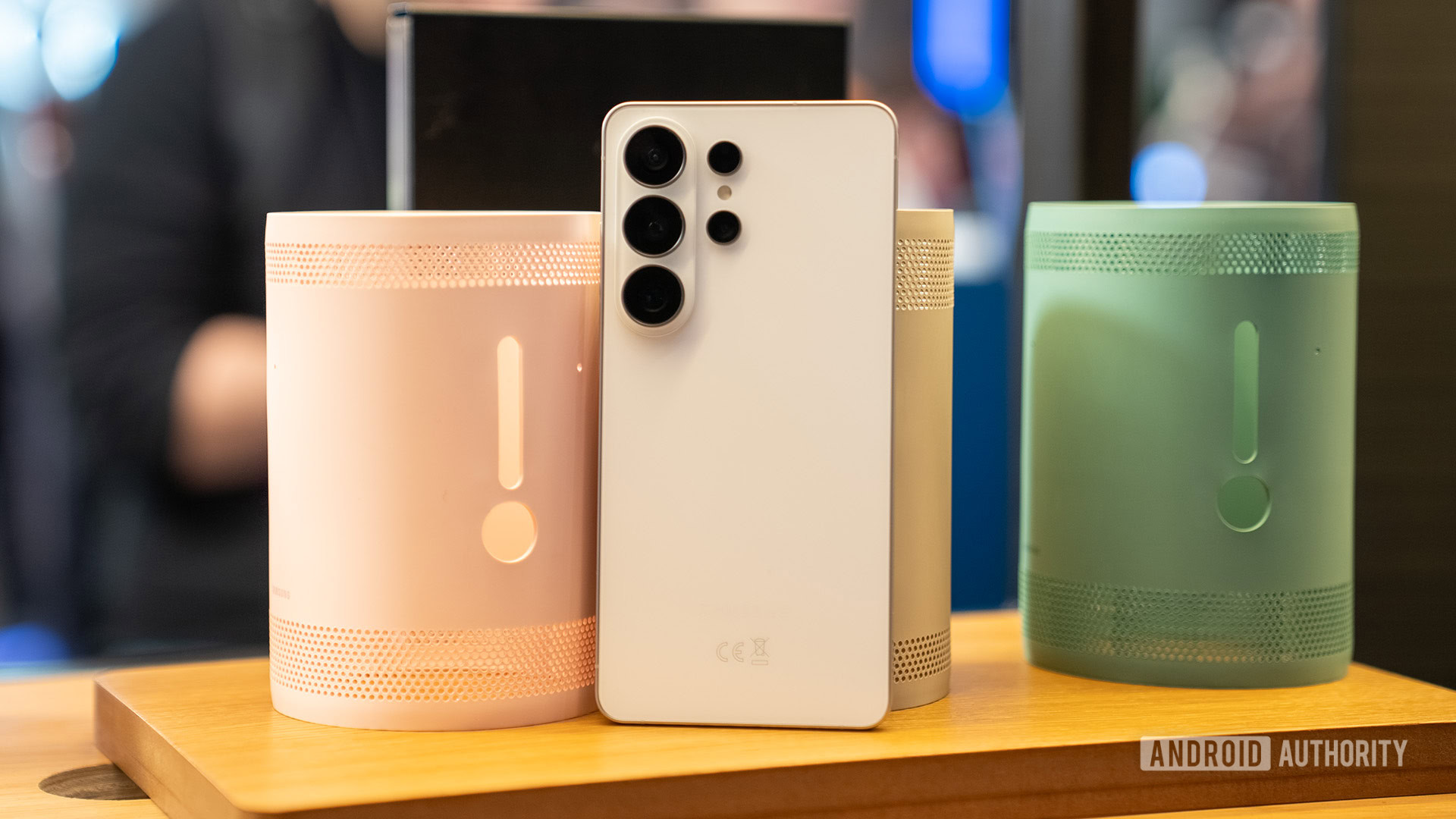 Samsung Galaxy S26 Ultra branco enfrentou potes