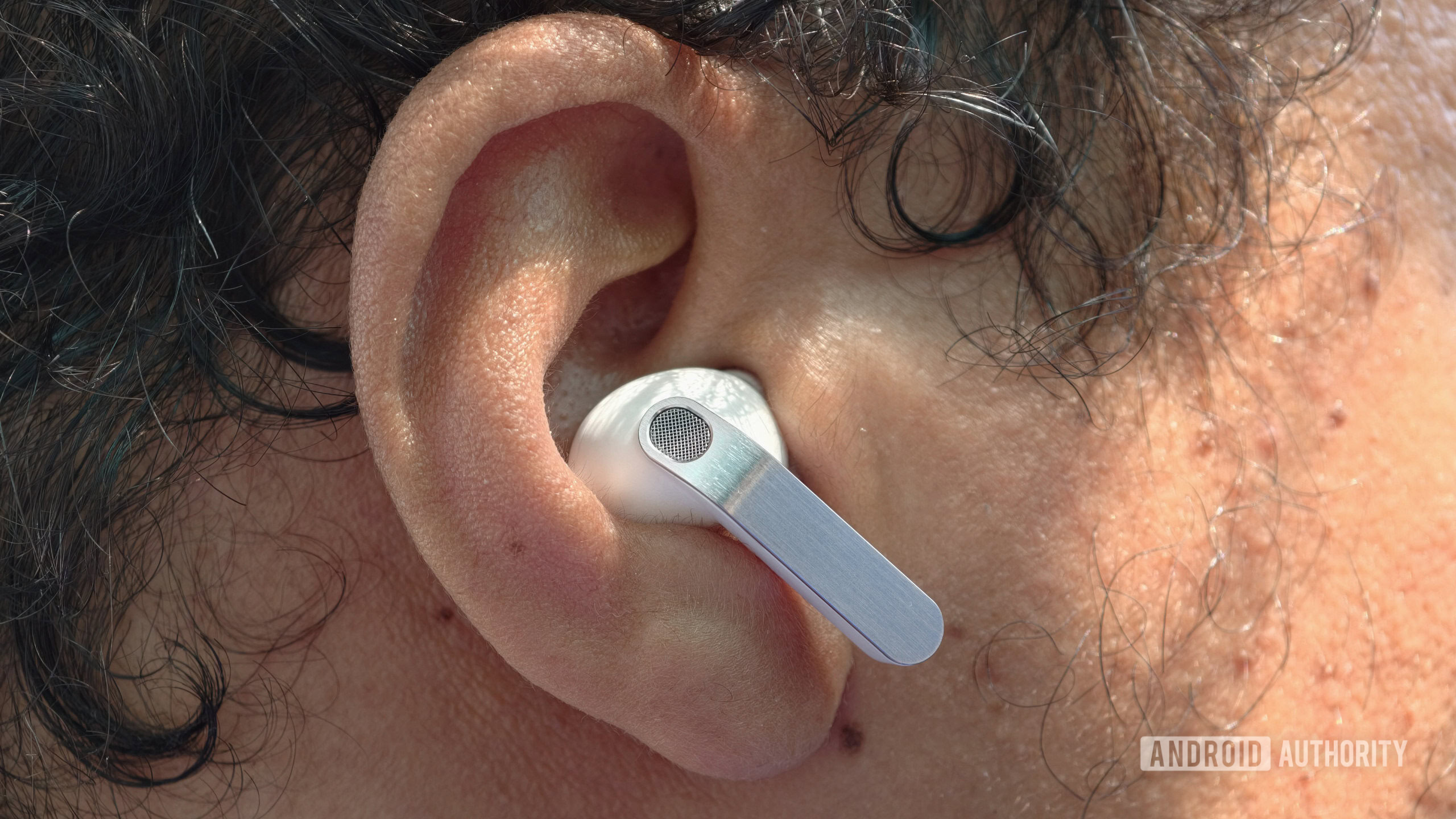 Samsung Galaxy Buds 4 Pro com botão no ouvido Samsung Galaxy Buds 4 Pro com botão no ouvido