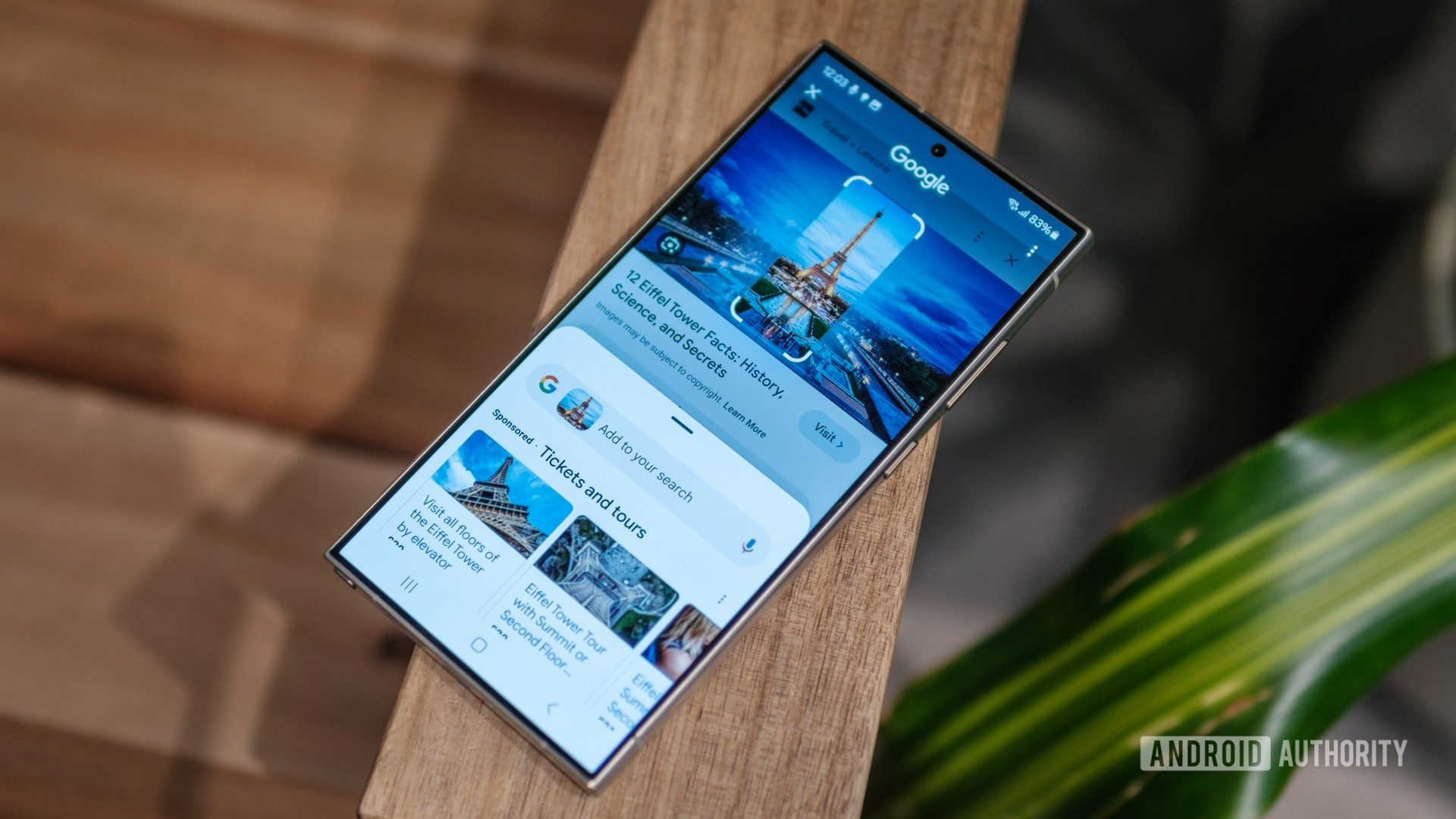 Samsung Galaxy S24 Circle to Search deitado na cadeira Samsung Galaxy S24 Circle to Search deitado na cadeira