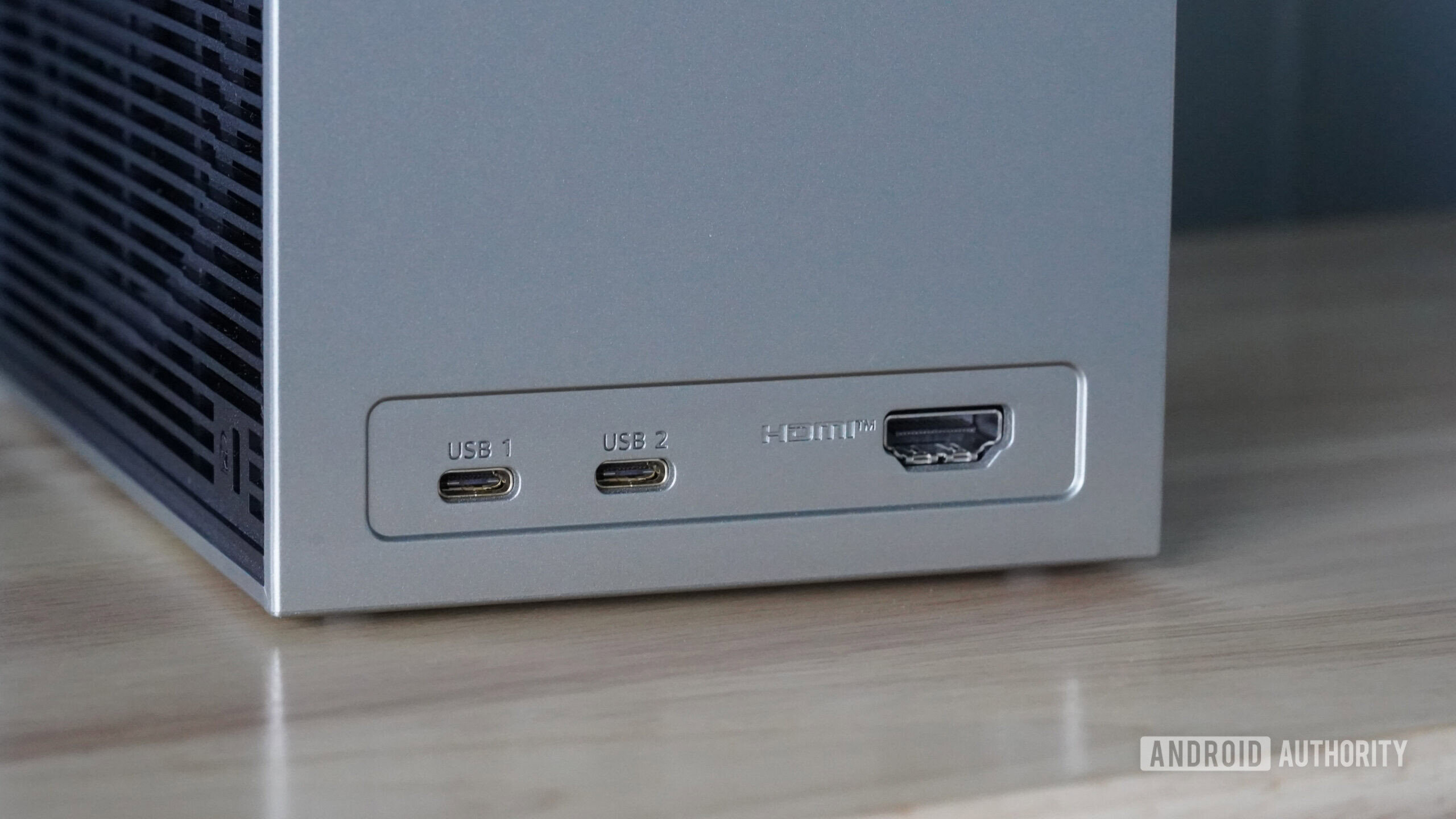 O LG CineBeam S possui suporte para USB-C e HDMI.