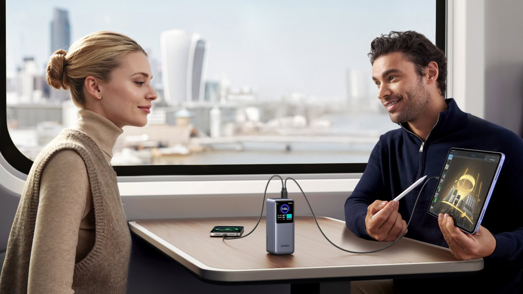 UGREEN Nexode Power Bank 20000mAh 130W usado em trem UGREEN Nexode Power Bank 20000mAh 130W usado em trem