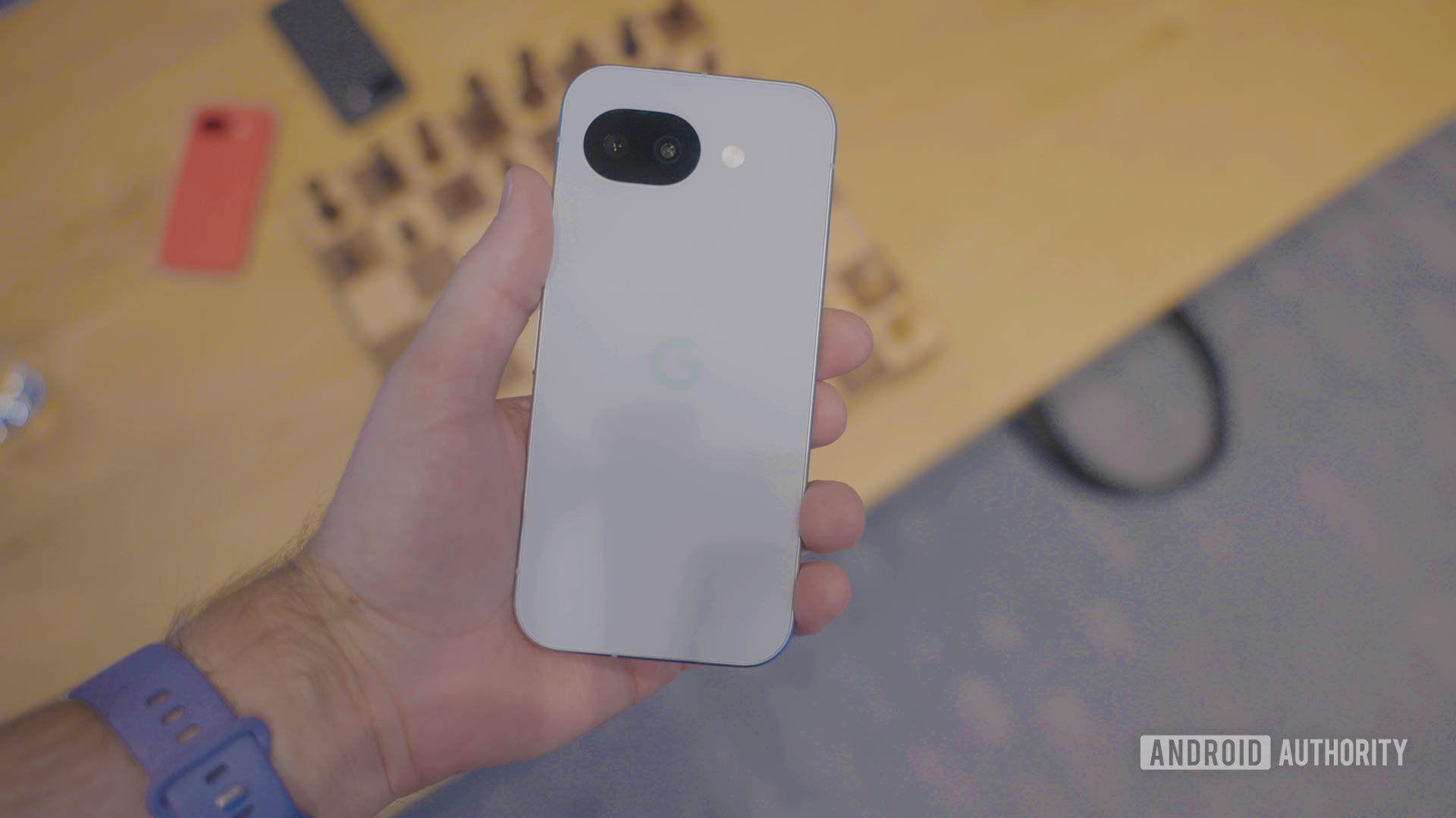 Nevoeiro do Google Pixel 10a na mão Nevoeiro do Google Pixel 10a na mão