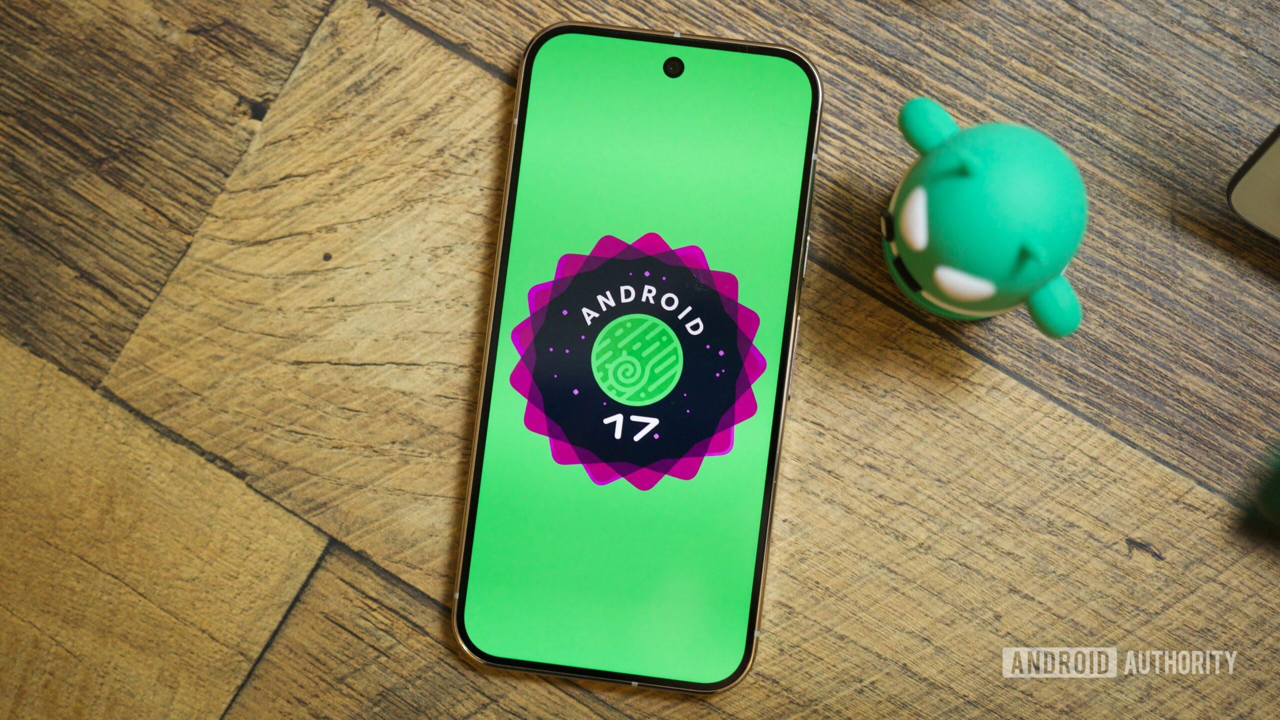 herói do logotipo do android 17 1 O logotipo do Android 17 em um smartphone Pixel.