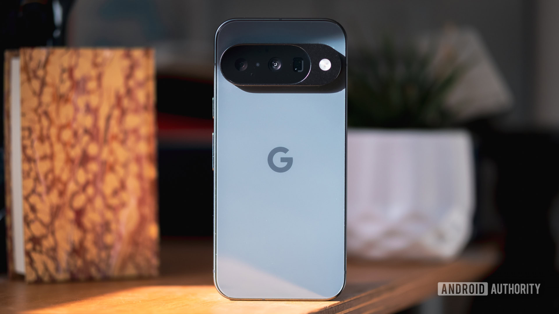 Google Pixel 10 em pé na mesa Google Pixel 10 em pé na mesa