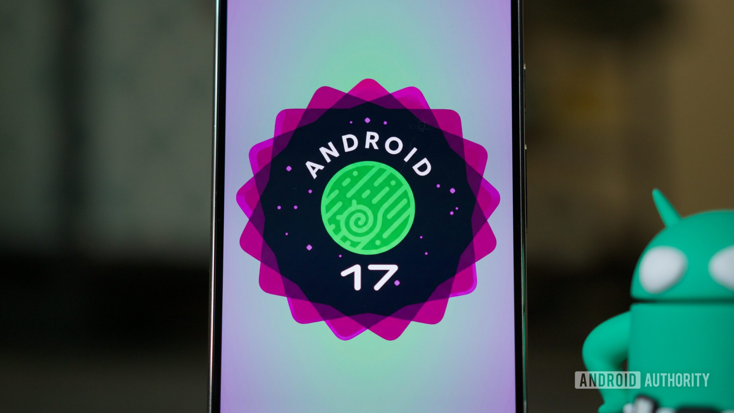 herói do logotipo do android 17 9 O logotipo do Android 17 em um smartphone Pixel.