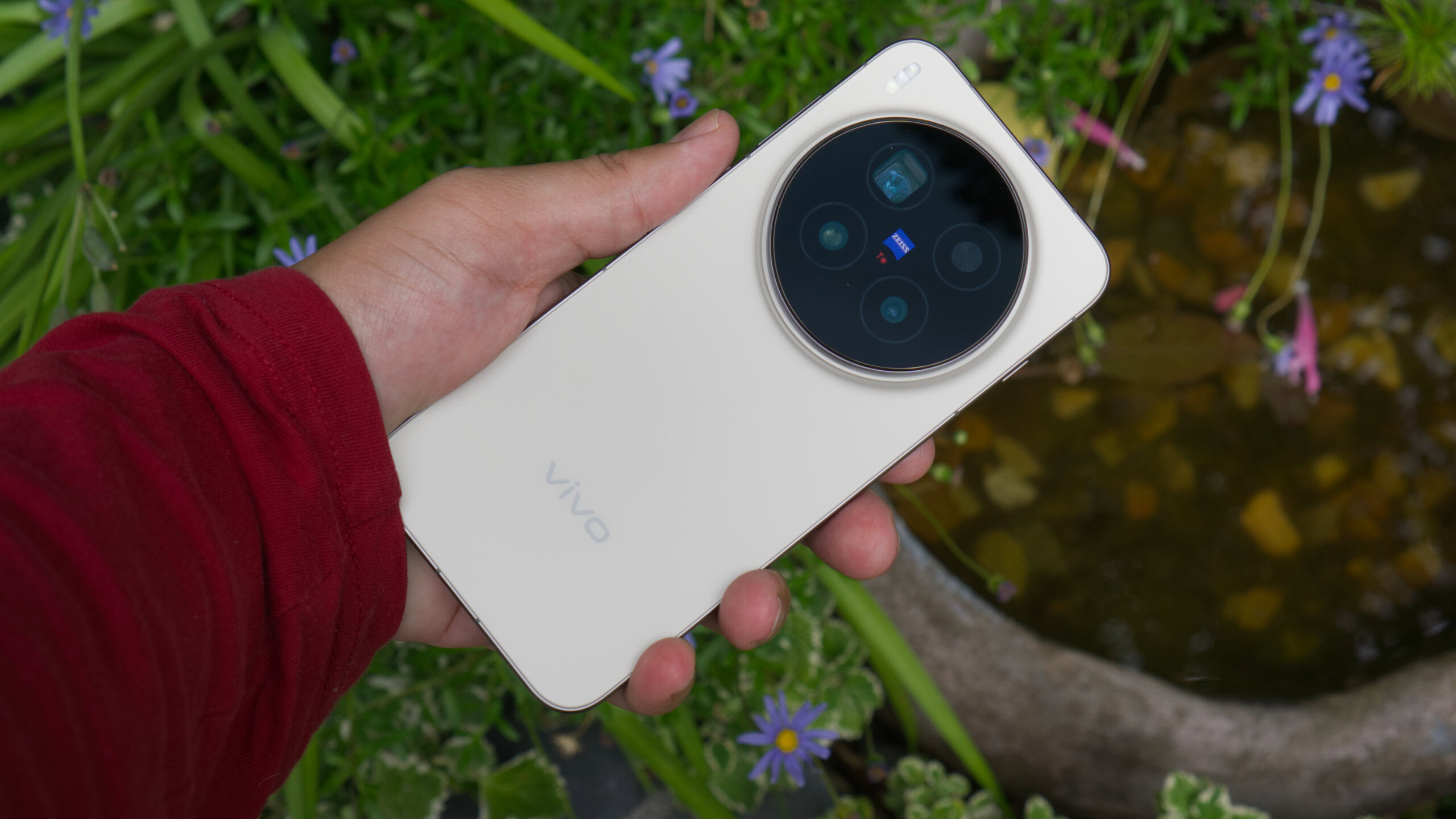 vivo X300 Pro mostrando a tampa traseira na mão